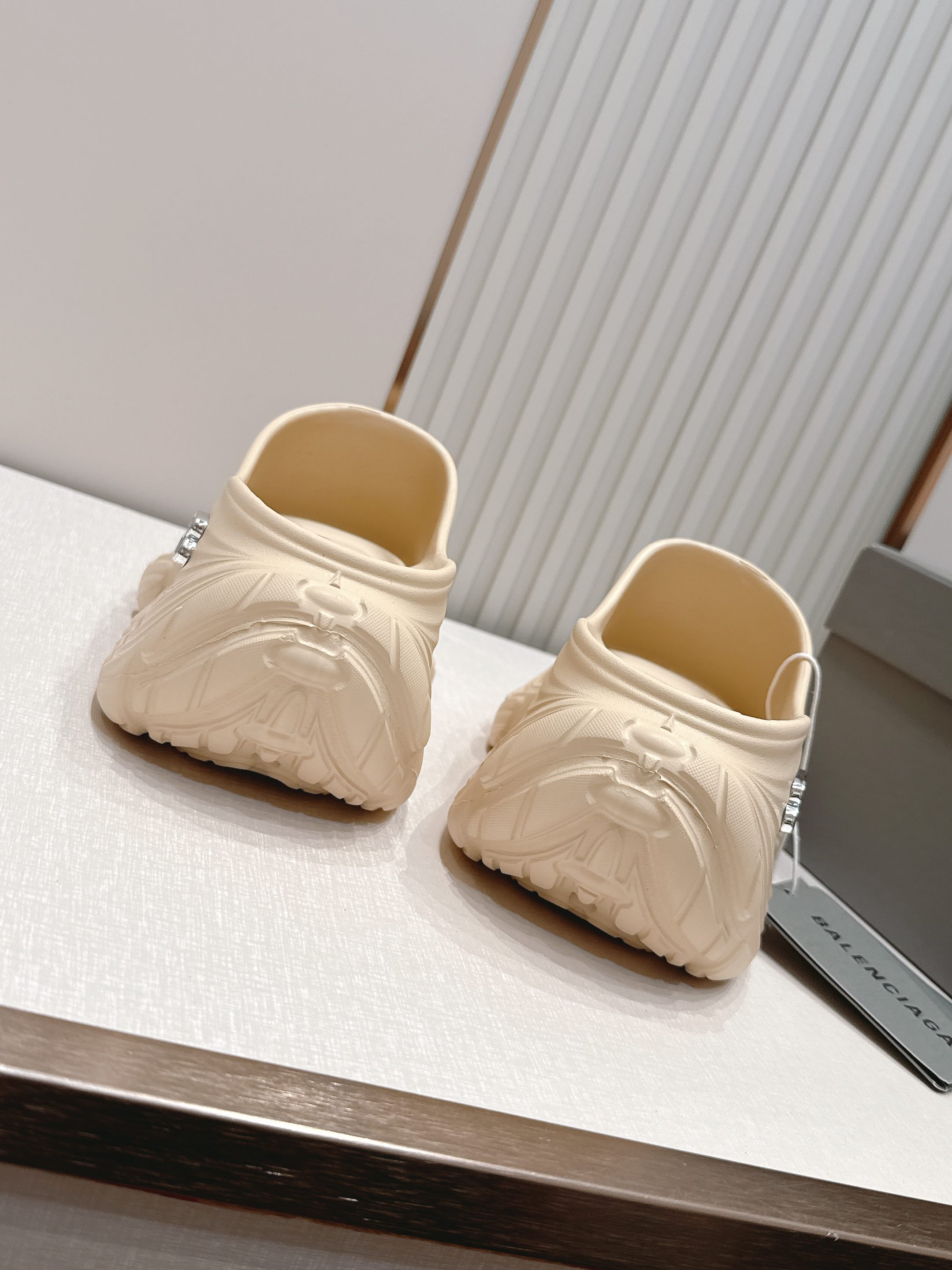 Balenciaga x Crocs巴黎世家联名洞洞鞋 最新春夏爆款松糕凉拖系列▪️原版开模EVA橡塑一