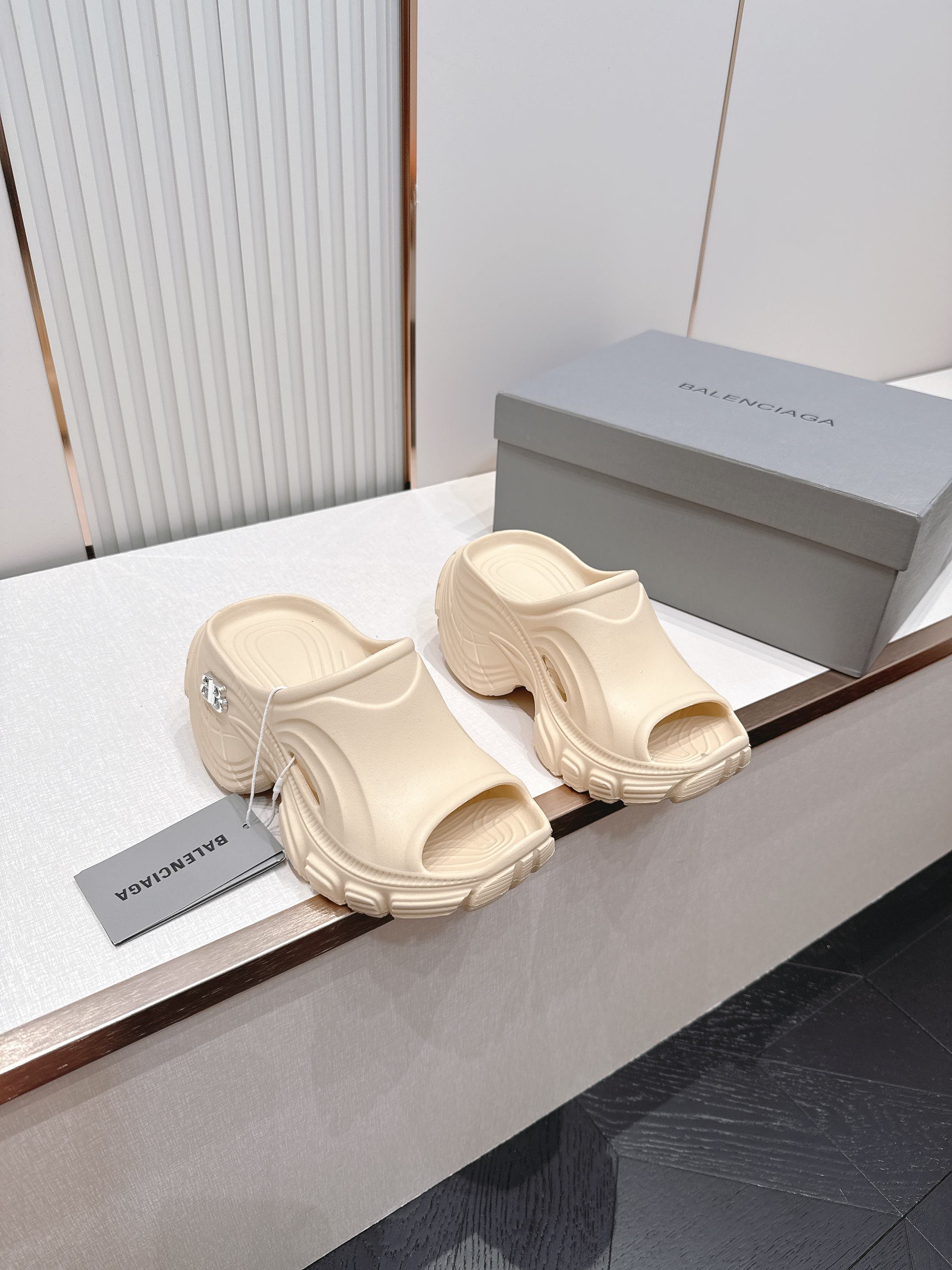 Balenciaga x Crocs巴黎世家联名洞洞鞋 最新春夏爆款松糕凉拖系列▪️原版开模EVA橡塑一