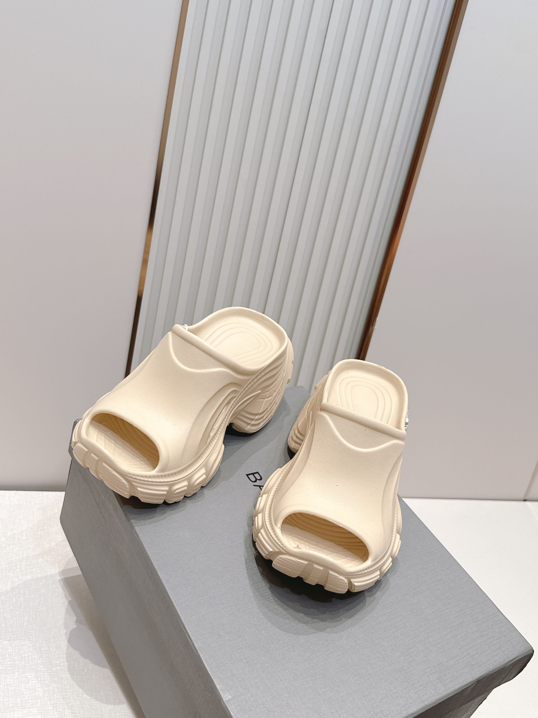 Balenciaga x Crocs巴黎世家联名洞洞鞋 最新春夏爆款松糕凉拖系列▪️原版开模EVA橡塑一