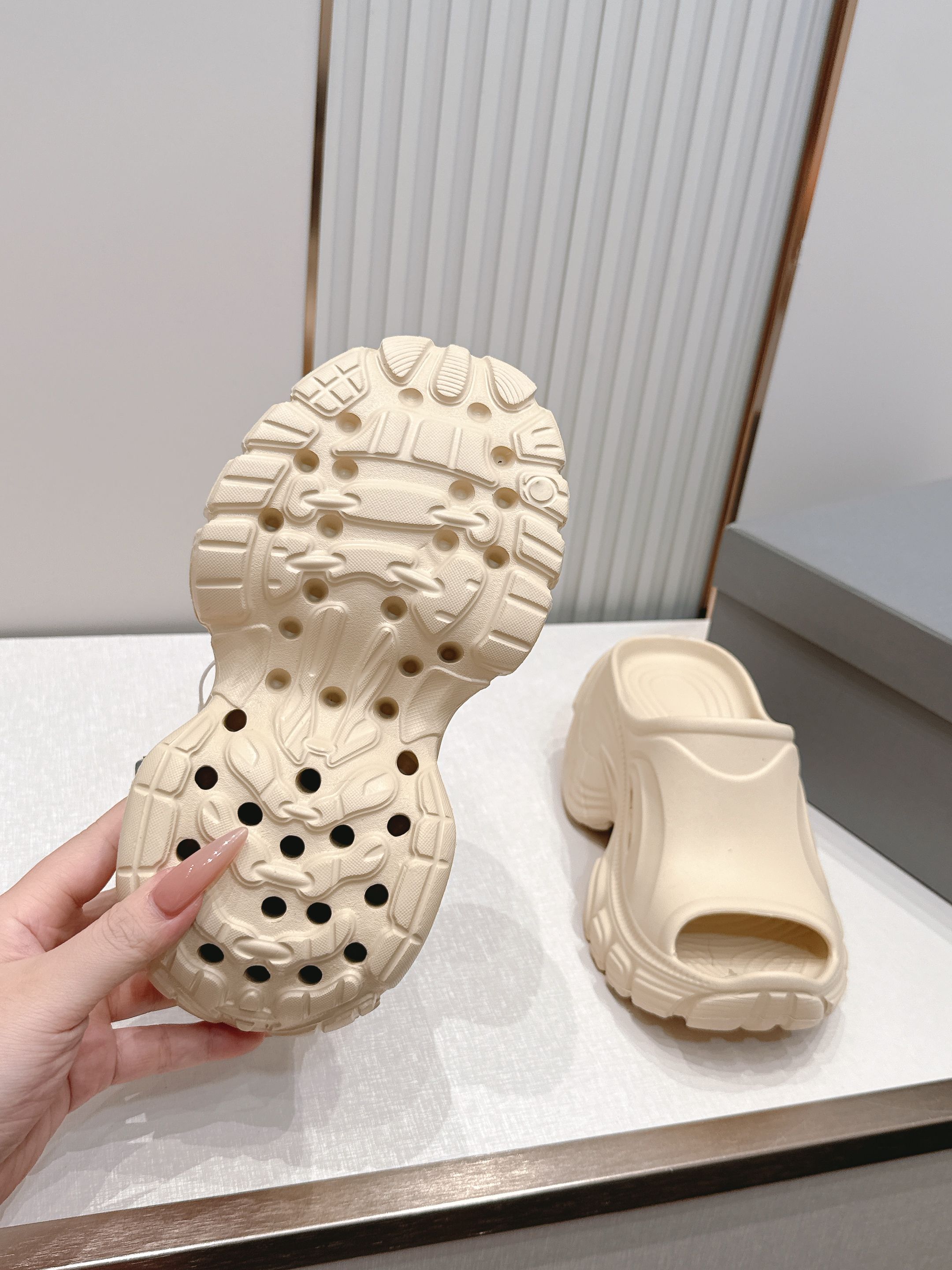 Balenciaga x Crocs巴黎世家联名洞洞鞋 最新春夏爆款松糕凉拖系列▪️原版开模EVA橡塑一