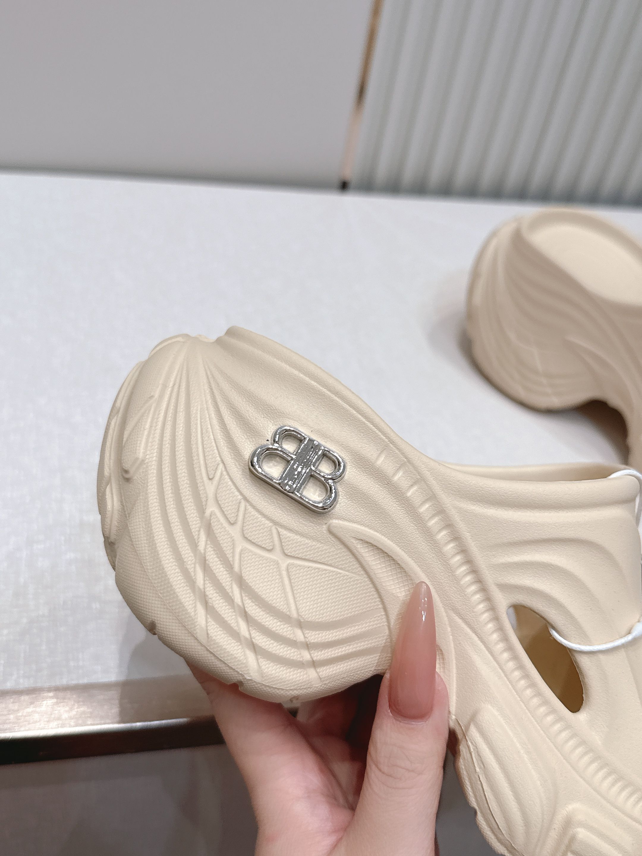 Balenciaga x Crocs巴黎世家联名洞洞鞋 最新春夏爆款松糕凉拖系列▪️原版开模EVA橡塑一