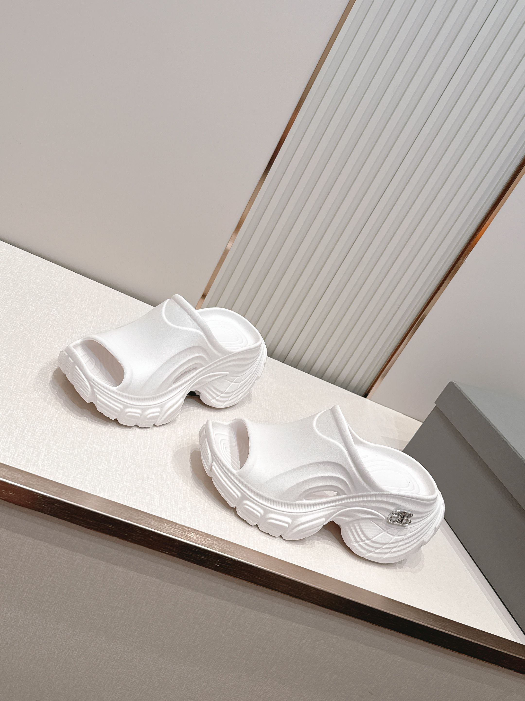 Balenciaga x Crocs巴黎世家联名洞洞鞋 最新春夏爆款松糕凉拖系列▪️原版开模EVA橡塑一