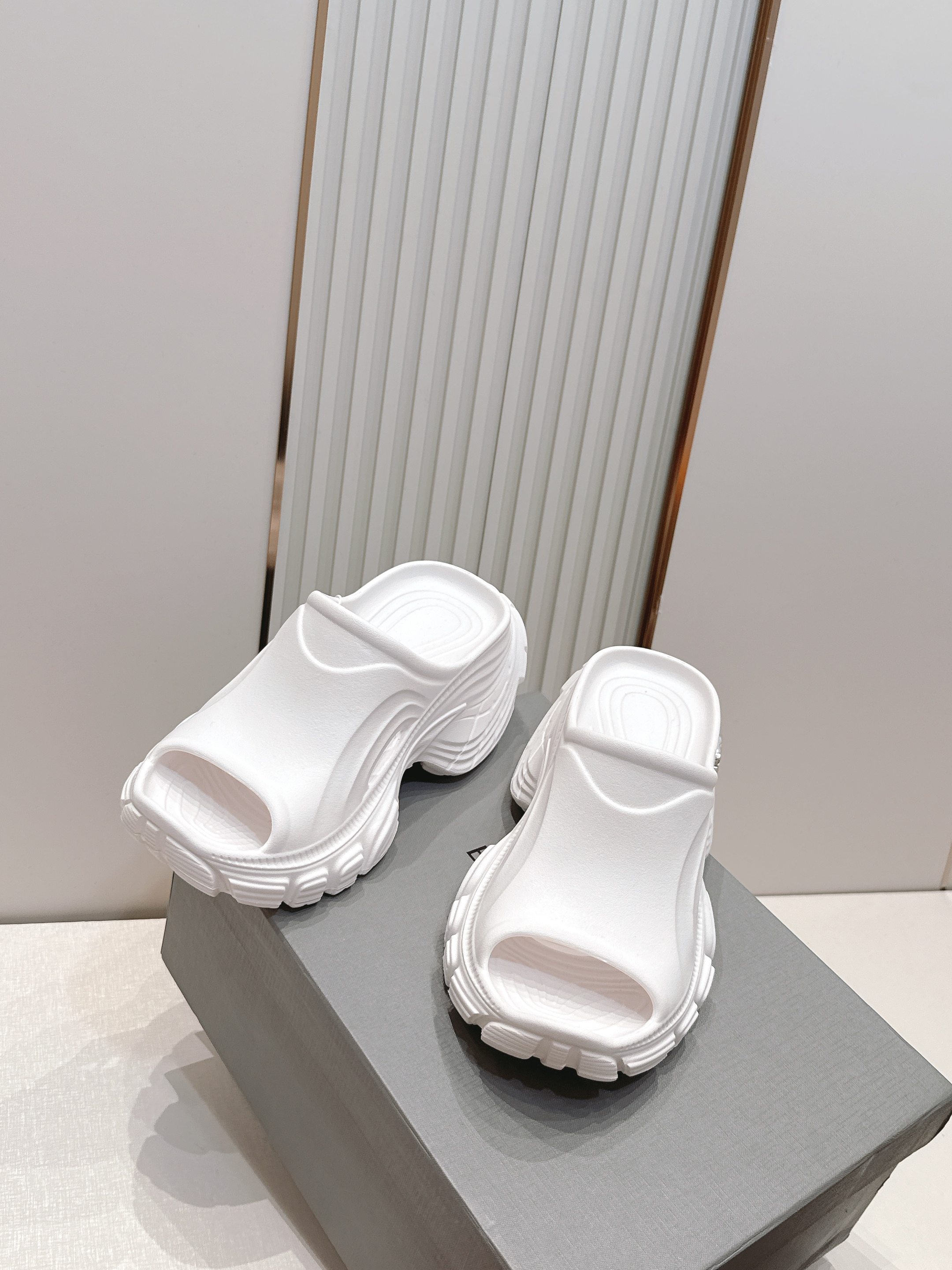 Balenciaga x Crocs巴黎世家联名洞洞鞋 最新春夏爆款松糕凉拖系列▪️原版开模EVA橡塑一