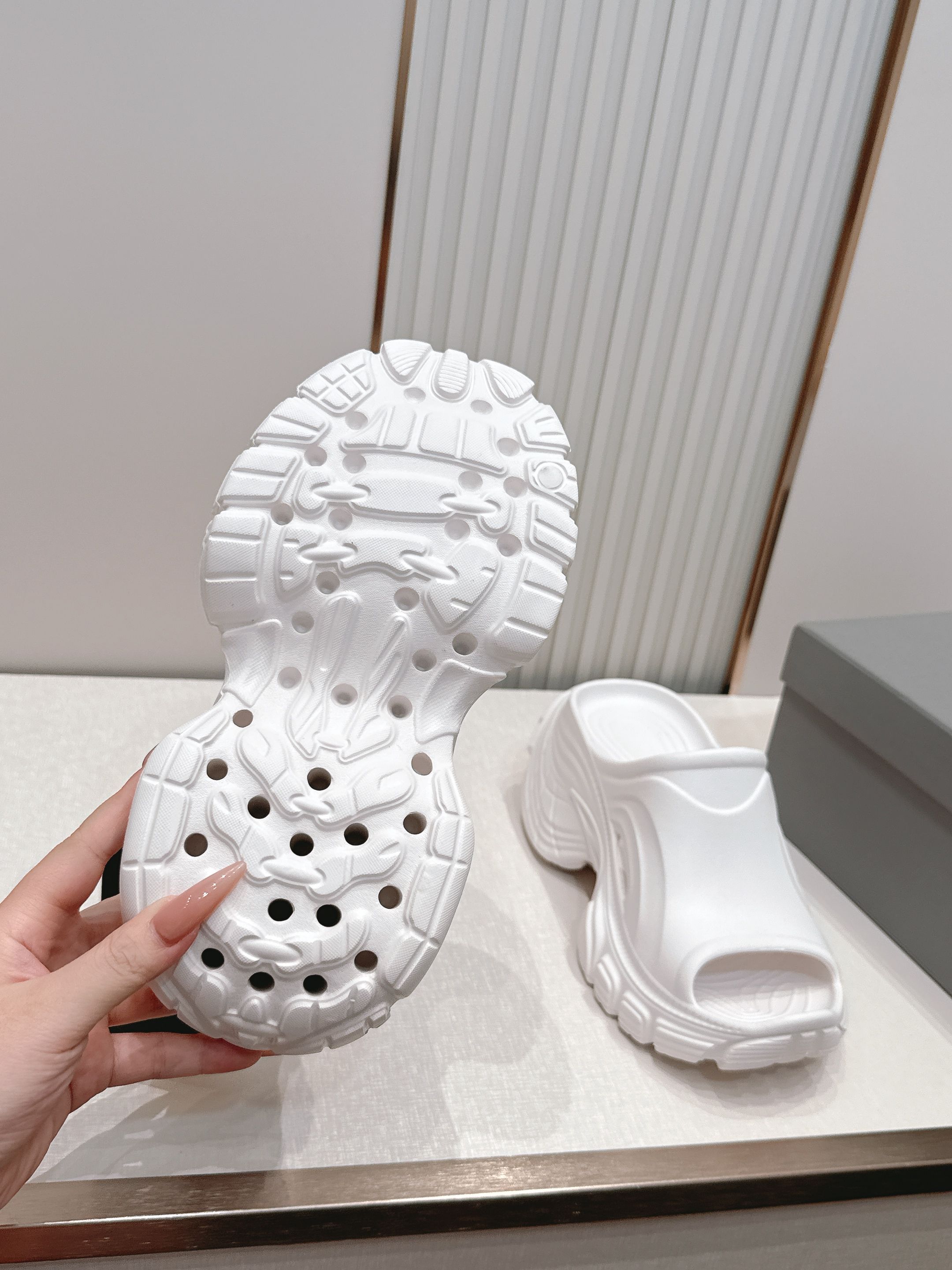 Balenciaga x Crocs巴黎世家联名洞洞鞋 最新春夏爆款松糕凉拖系列▪️原版开模EVA橡塑一