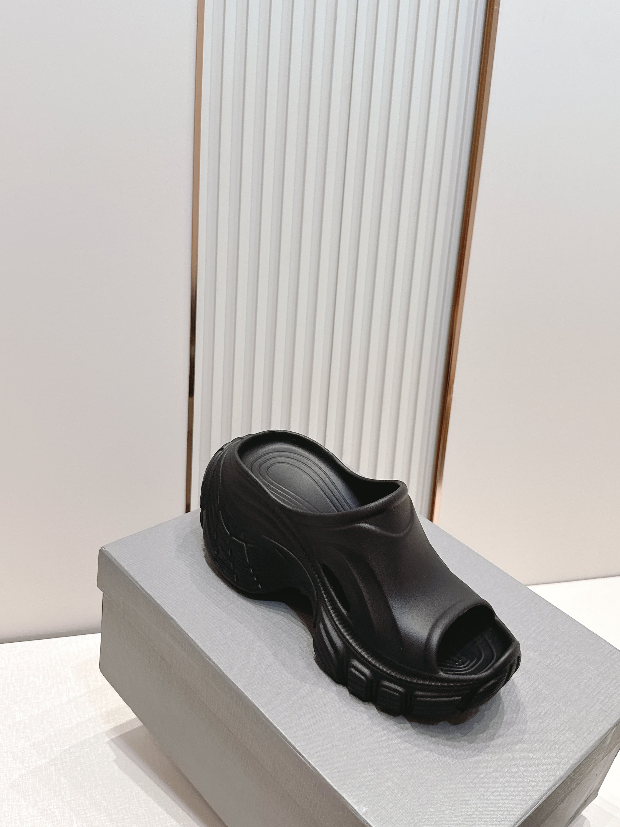 Balenciaga x Crocs巴黎世家联名洞洞鞋 最新春夏爆款松糕凉拖系列▪️原版开模EVA橡塑一
