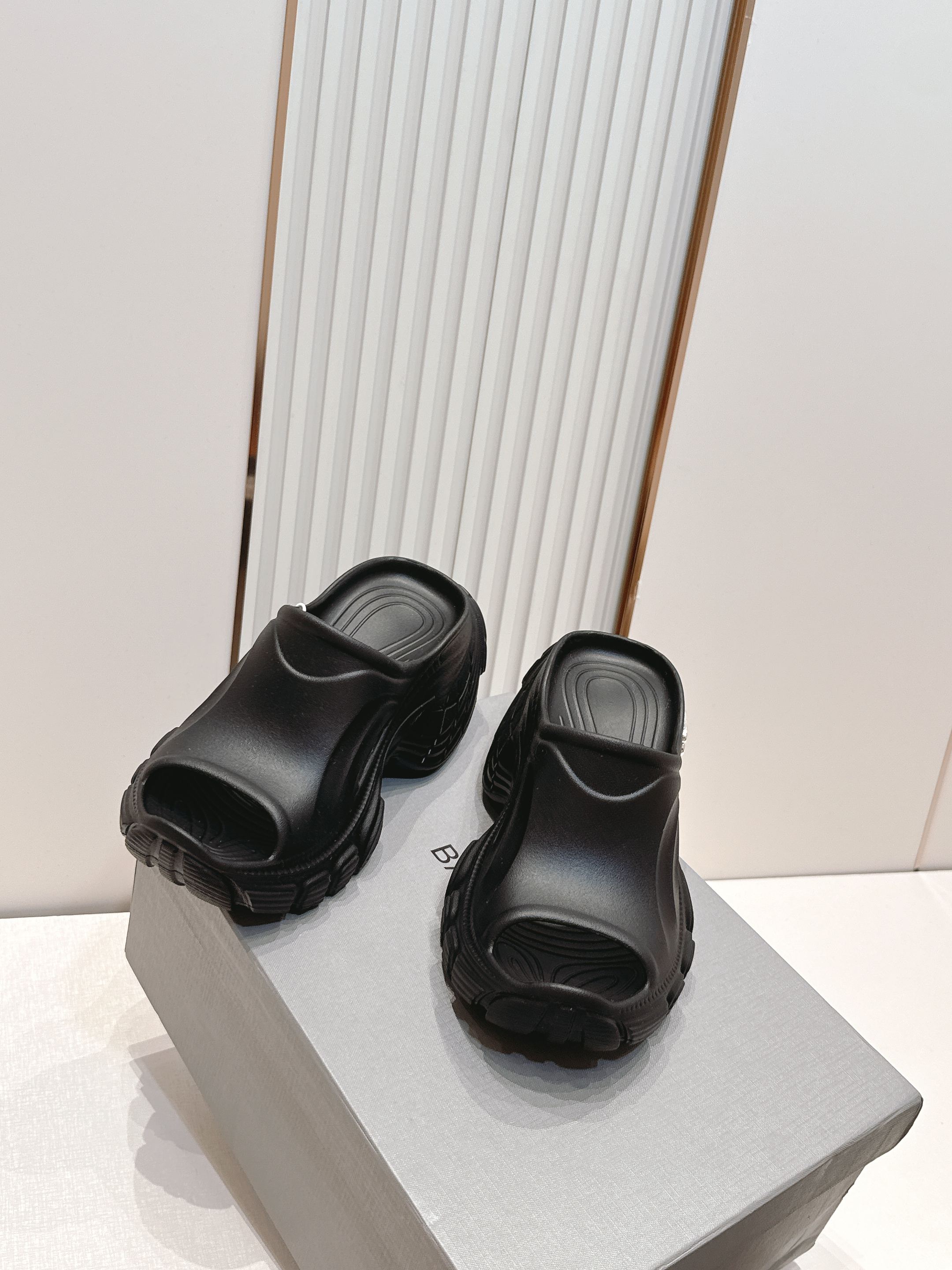 Balenciaga x Crocs巴黎世家联名洞洞鞋 最新春夏爆款松糕凉拖系列▪️原版开模EVA橡塑一
