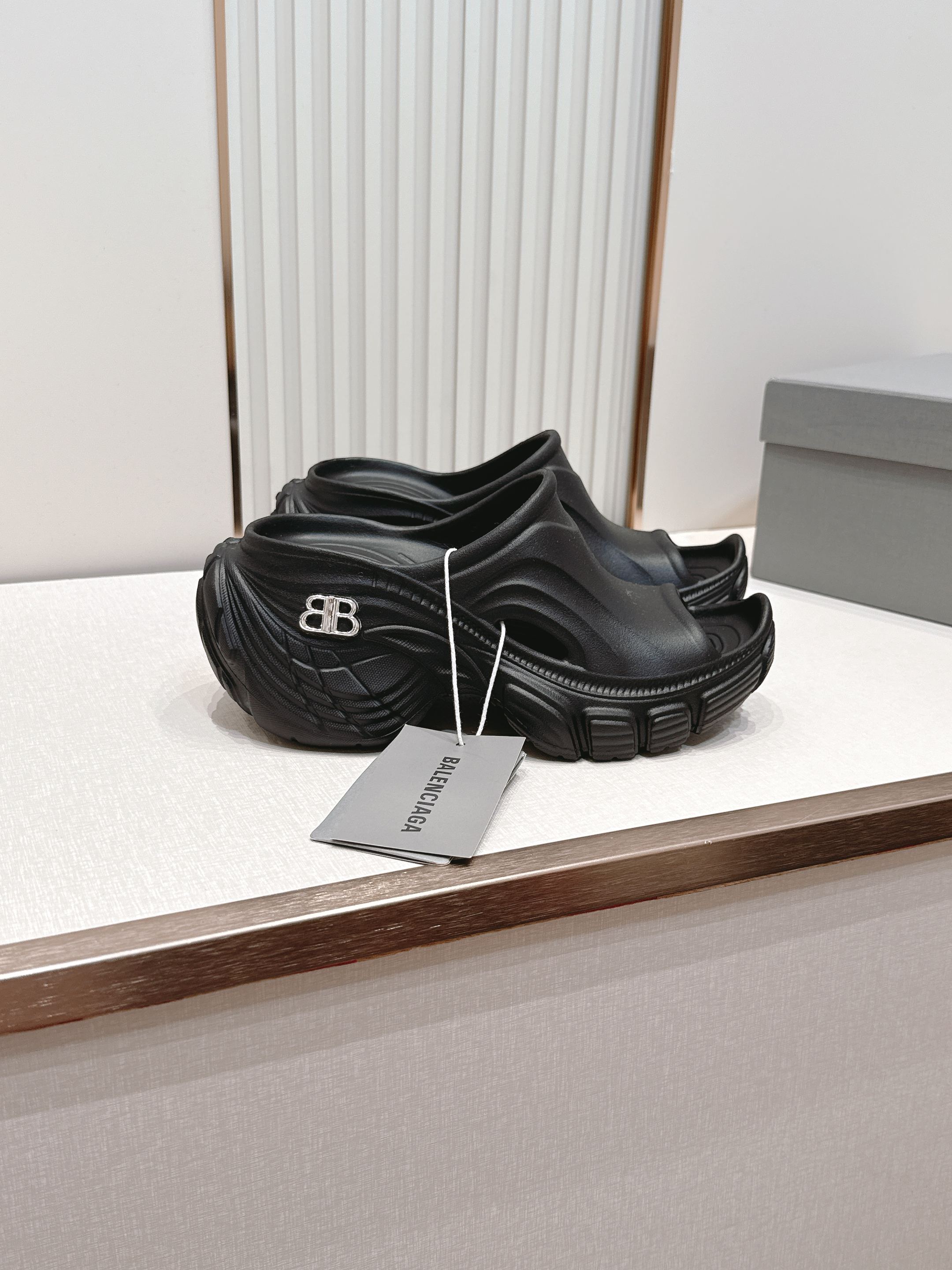 Balenciaga x Crocs巴黎世家联名洞洞鞋 最新春夏爆款松糕凉拖系列▪️原版开模EVA橡塑一