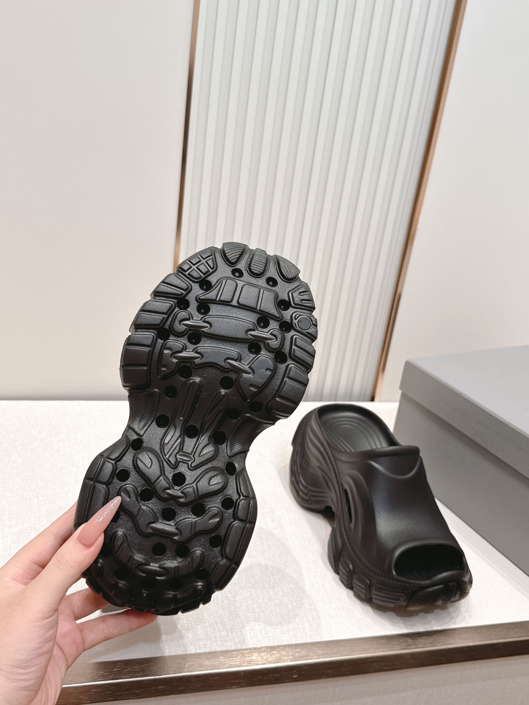 Balenciaga x Crocs巴黎世家联名洞洞鞋 最新春夏爆款松糕凉拖系列▪️原版开模EVA橡塑一