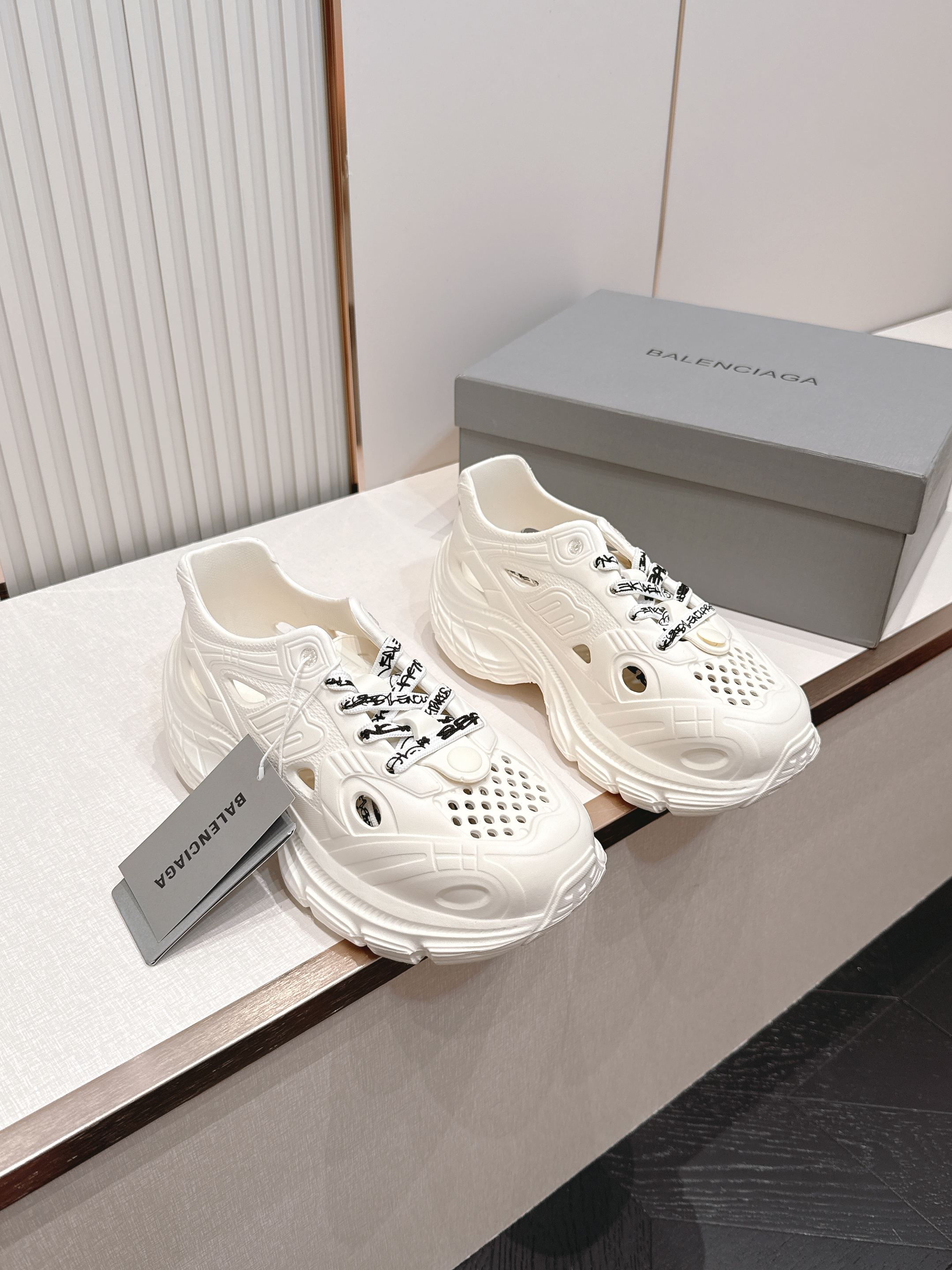 Balenciaga x Crocs巴黎世家联名洞洞鞋 最新春夏爆款松糕凉拖系列▪️原版开模EVA橡塑一