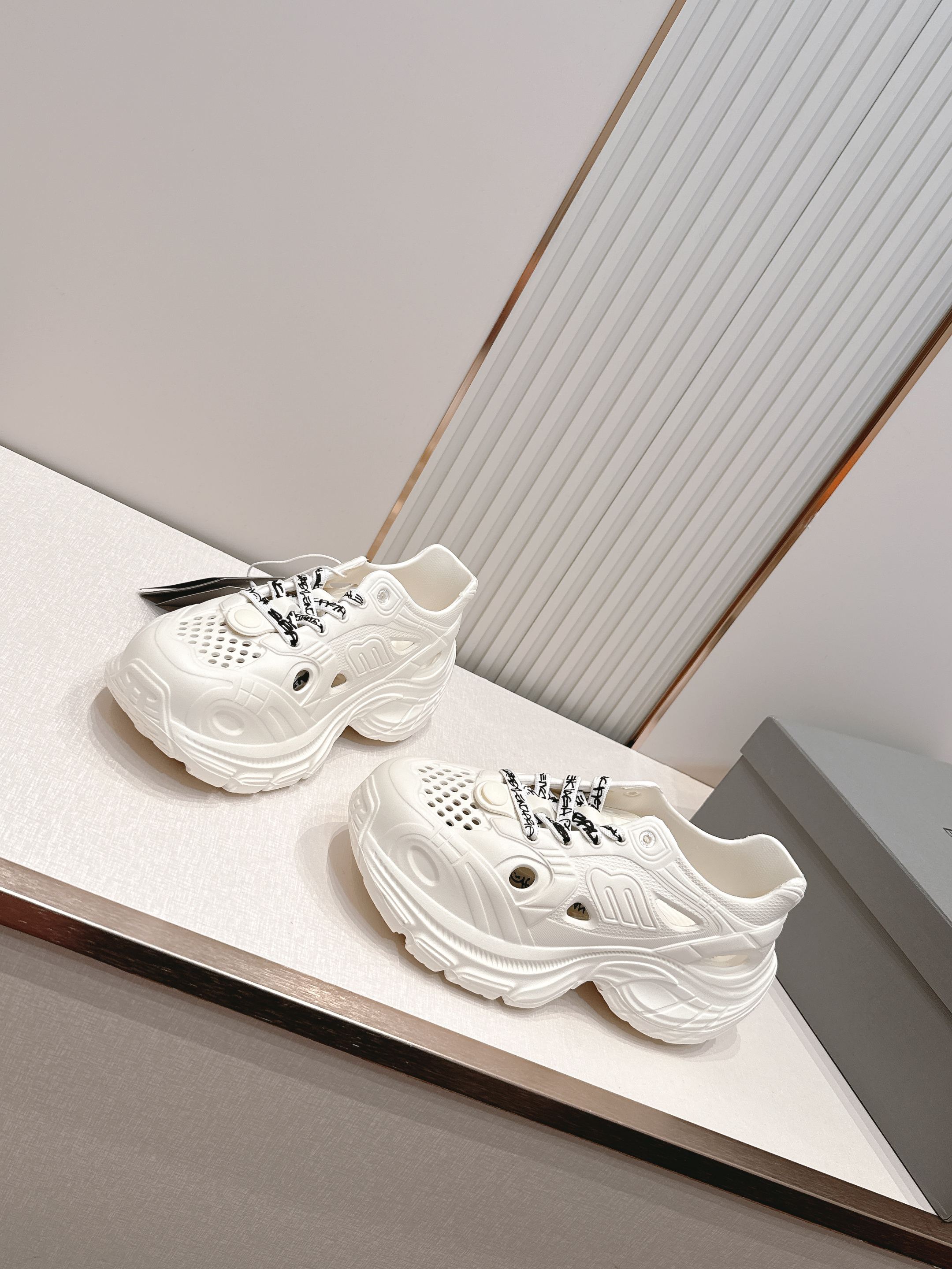 Balenciaga x Crocs巴黎世家联名洞洞鞋 最新春夏爆款松糕凉拖系列▪️原版开模EVA橡塑一