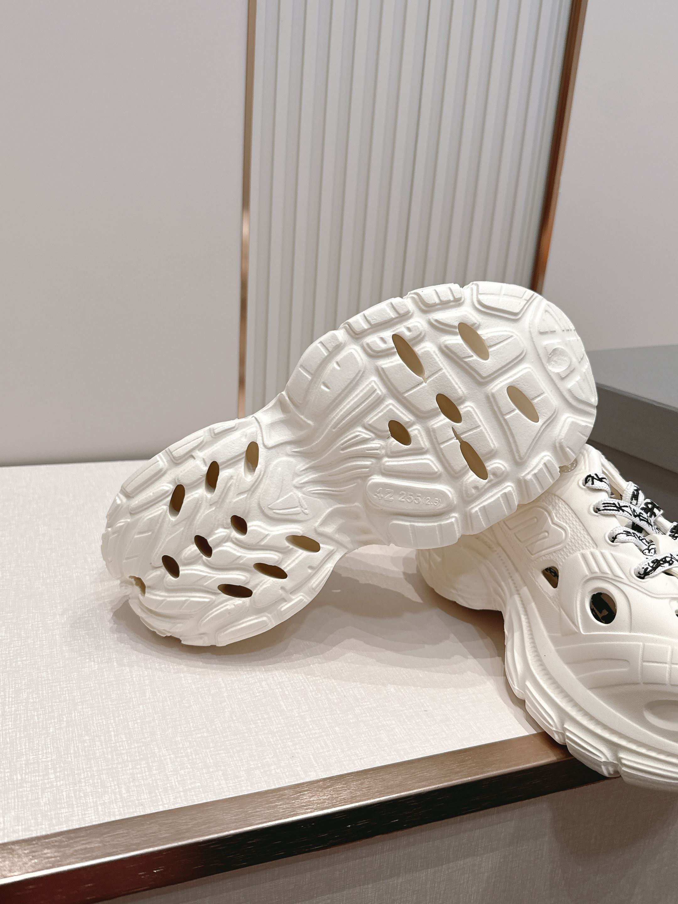 Balenciaga x Crocs巴黎世家联名洞洞鞋 最新春夏爆款松糕凉拖系列▪️原版开模EVA橡塑一