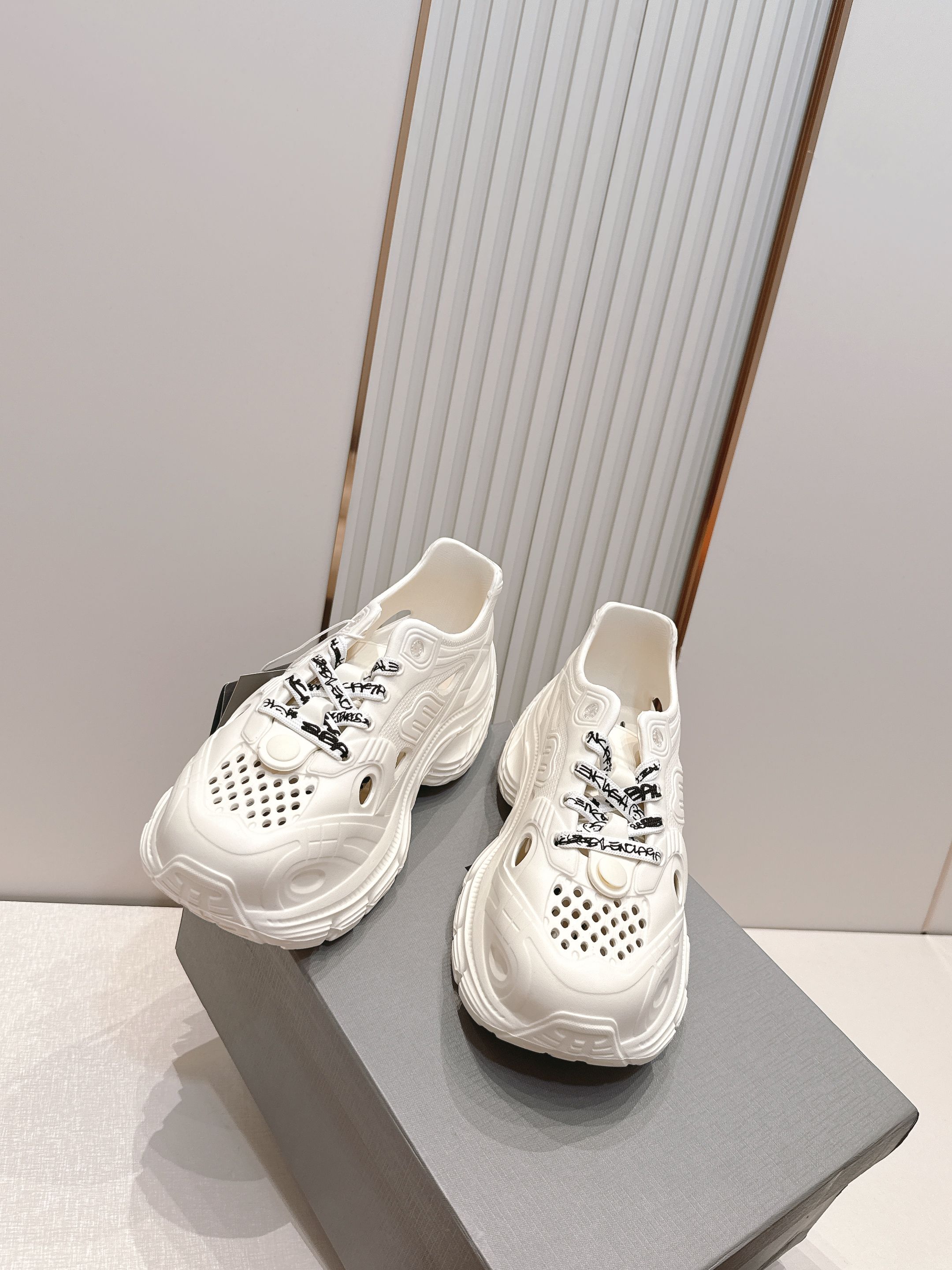 Balenciaga x Crocs巴黎世家联名洞洞鞋 最新春夏爆款松糕凉拖系列▪️原版开模EVA橡塑一
