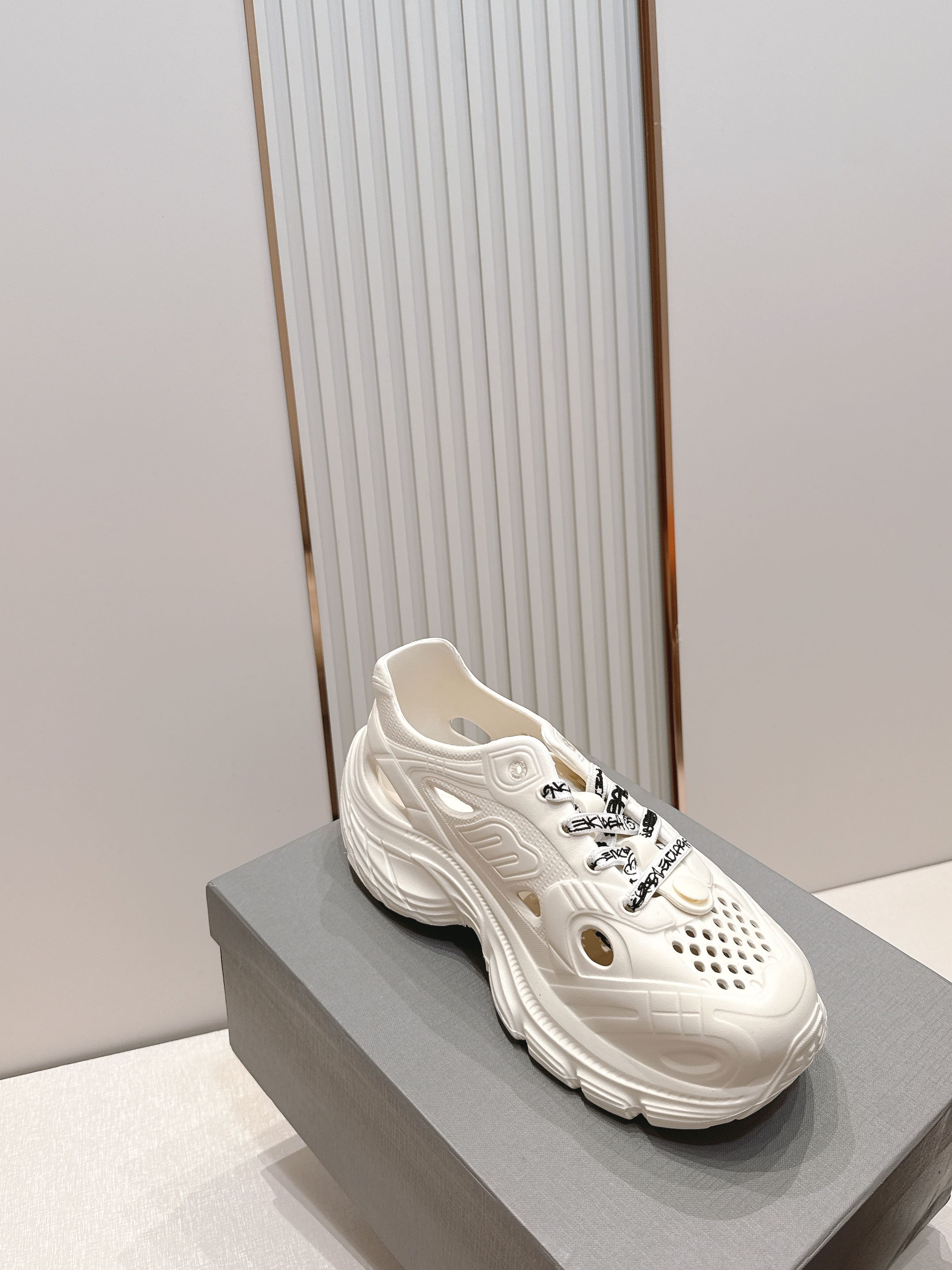 Balenciaga x Crocs巴黎世家联名洞洞鞋 最新春夏爆款松糕凉拖系列▪️原版开模EVA橡塑一