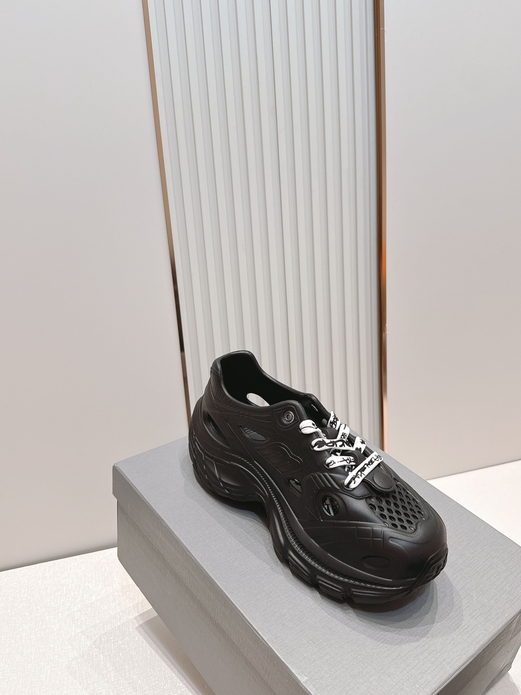 Balenciaga x Crocs巴黎世家联名洞洞鞋 最新春夏爆款松糕凉拖系列▪️原版开模EVA橡塑一
