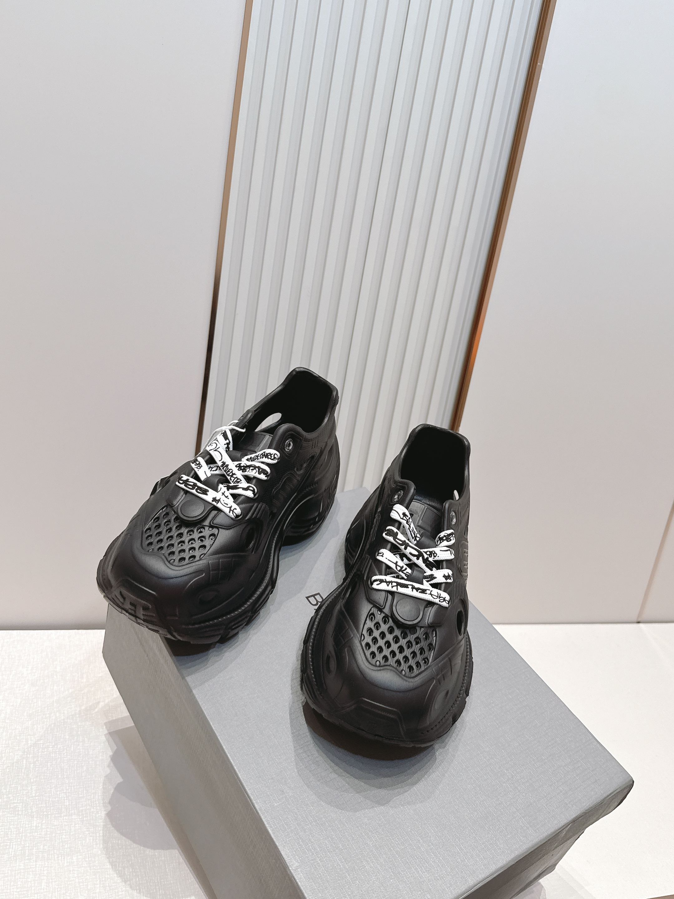 Balenciaga x Crocs巴黎世家联名洞洞鞋 最新春夏爆款松糕凉拖系列▪️原版开模EVA橡塑一