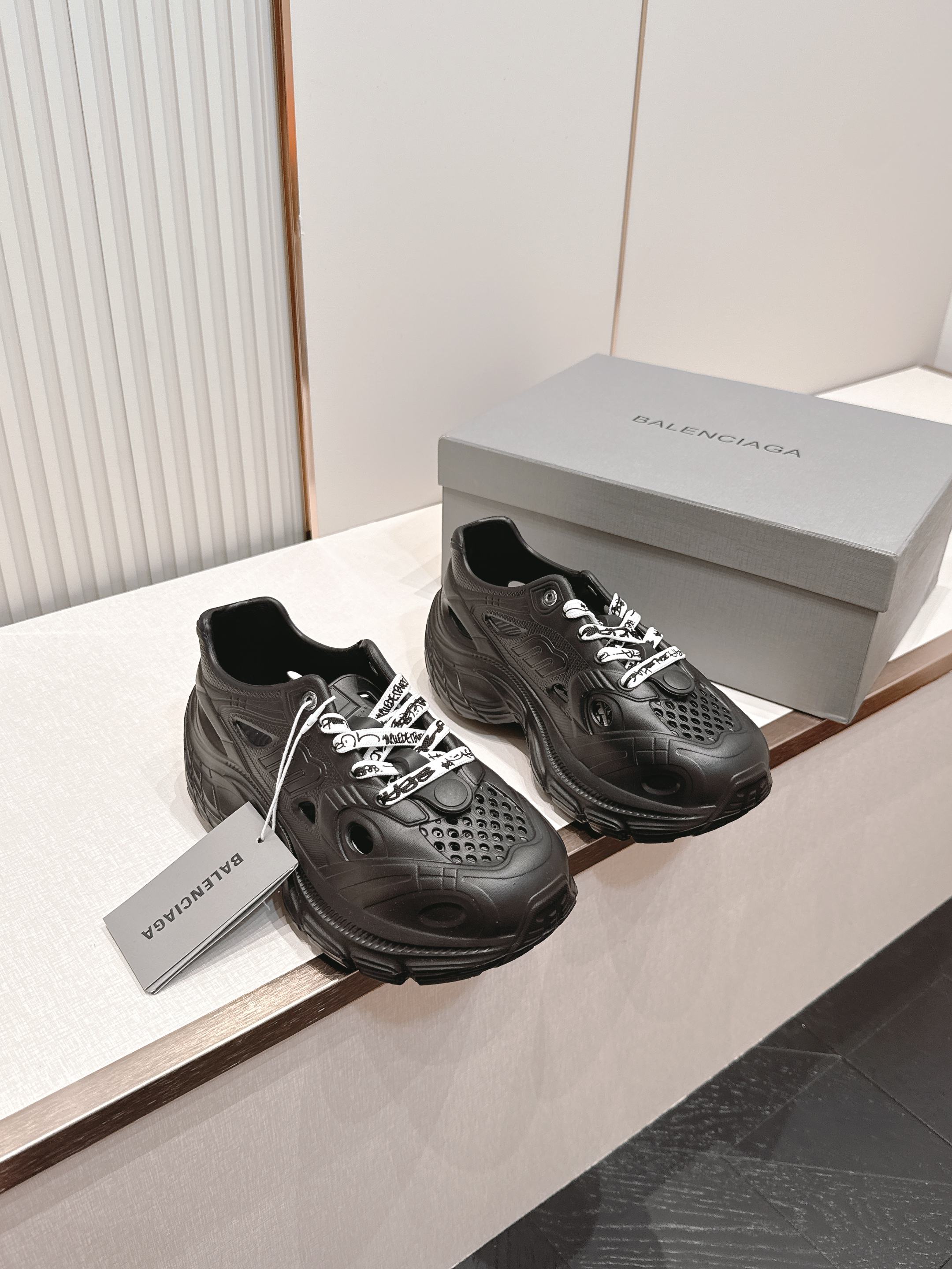 Balenciaga x Crocs巴黎世家联名洞洞鞋 最新春夏爆款松糕凉拖系列▪️原版开模EVA橡塑一