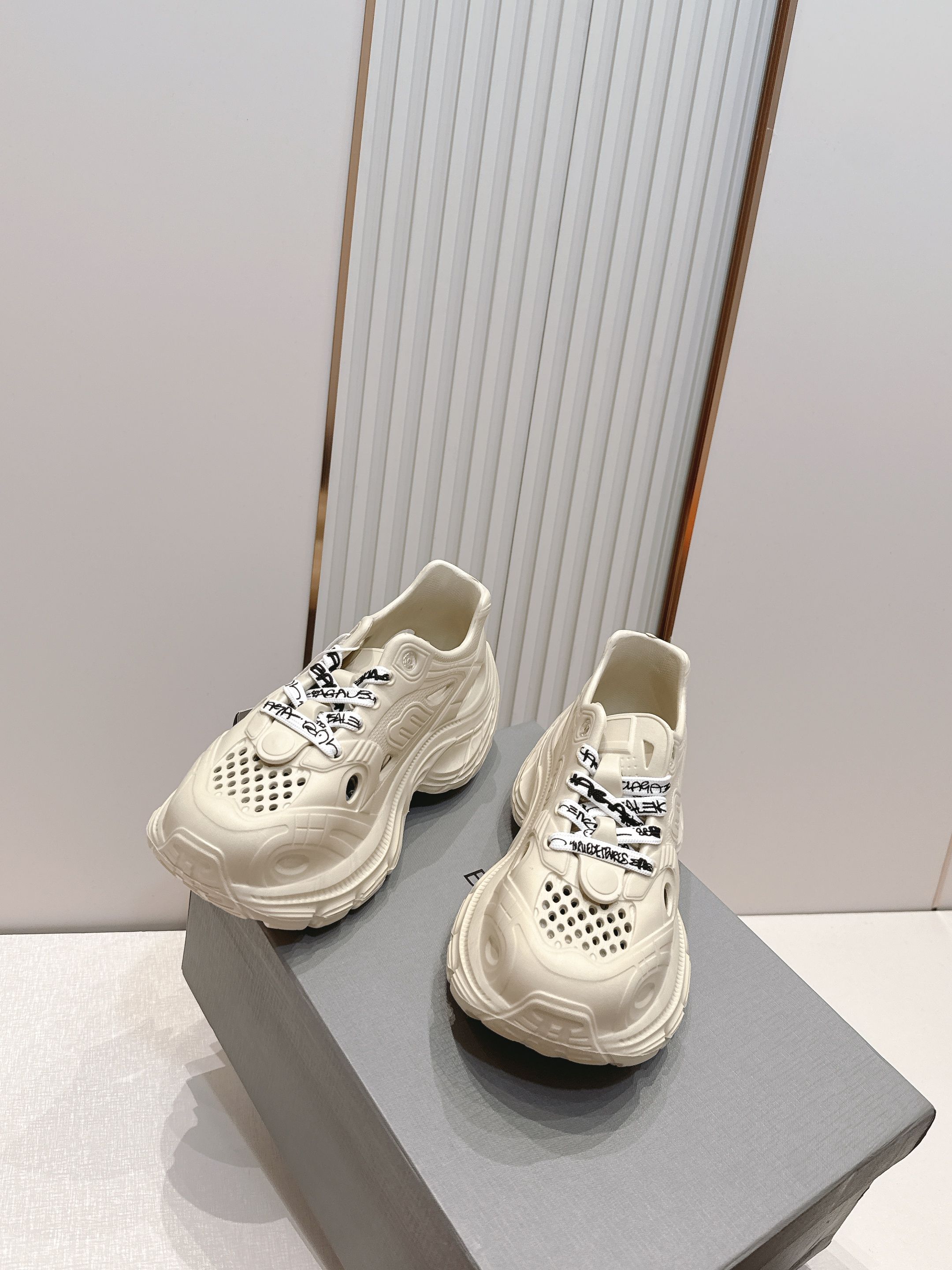Balenciaga x Crocs巴黎世家联名洞洞鞋 最新春夏爆款松糕凉拖系列▪️原版开模EVA橡塑一