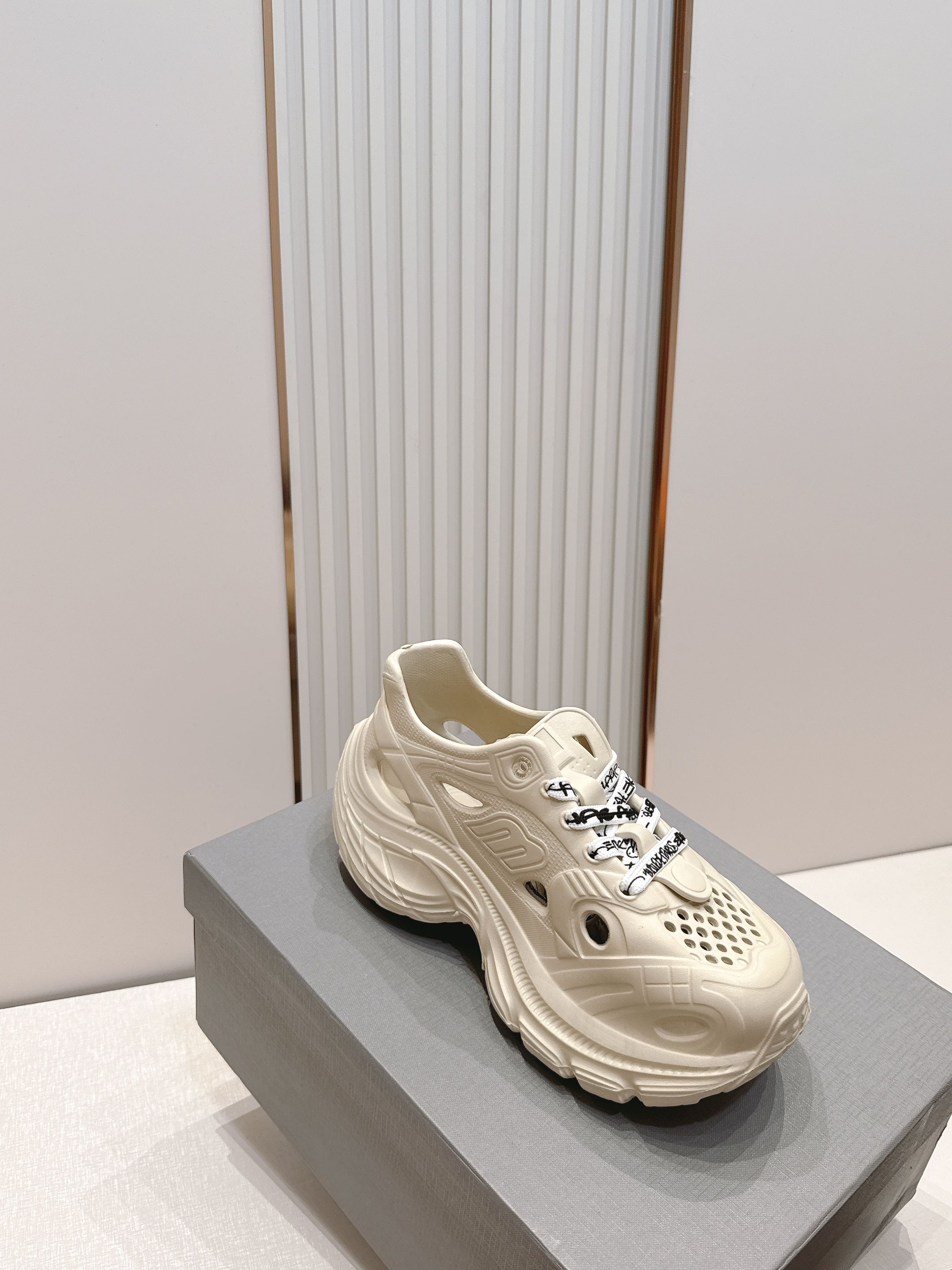 Balenciaga x Crocs巴黎世家联名洞洞鞋 最新春夏爆款松糕凉拖系列▪️原版开模EVA橡塑一