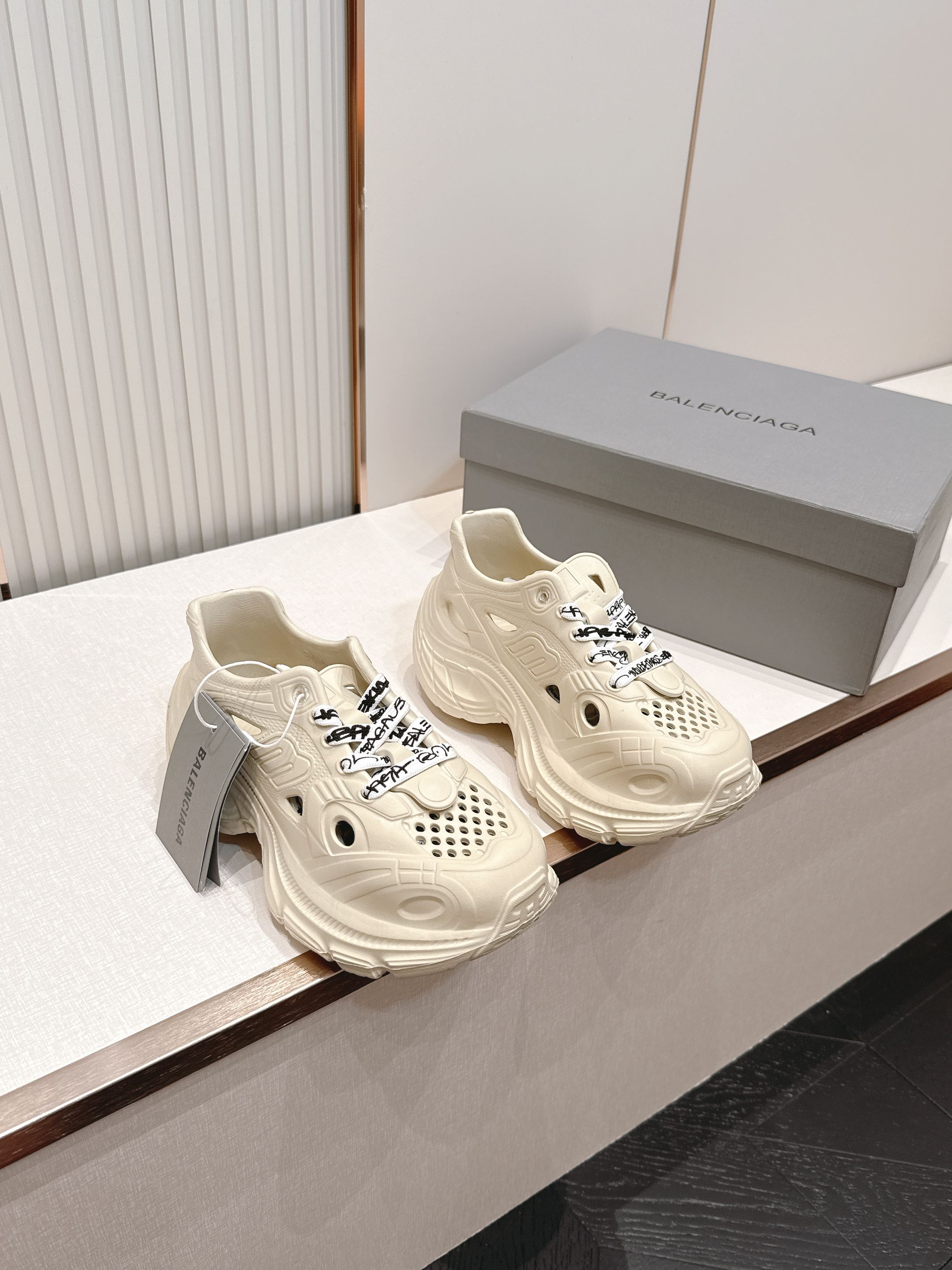 Balenciaga x Crocs巴黎世家联名洞洞鞋 最新春夏爆款松糕凉拖系列▪️原版开模EVA橡塑一