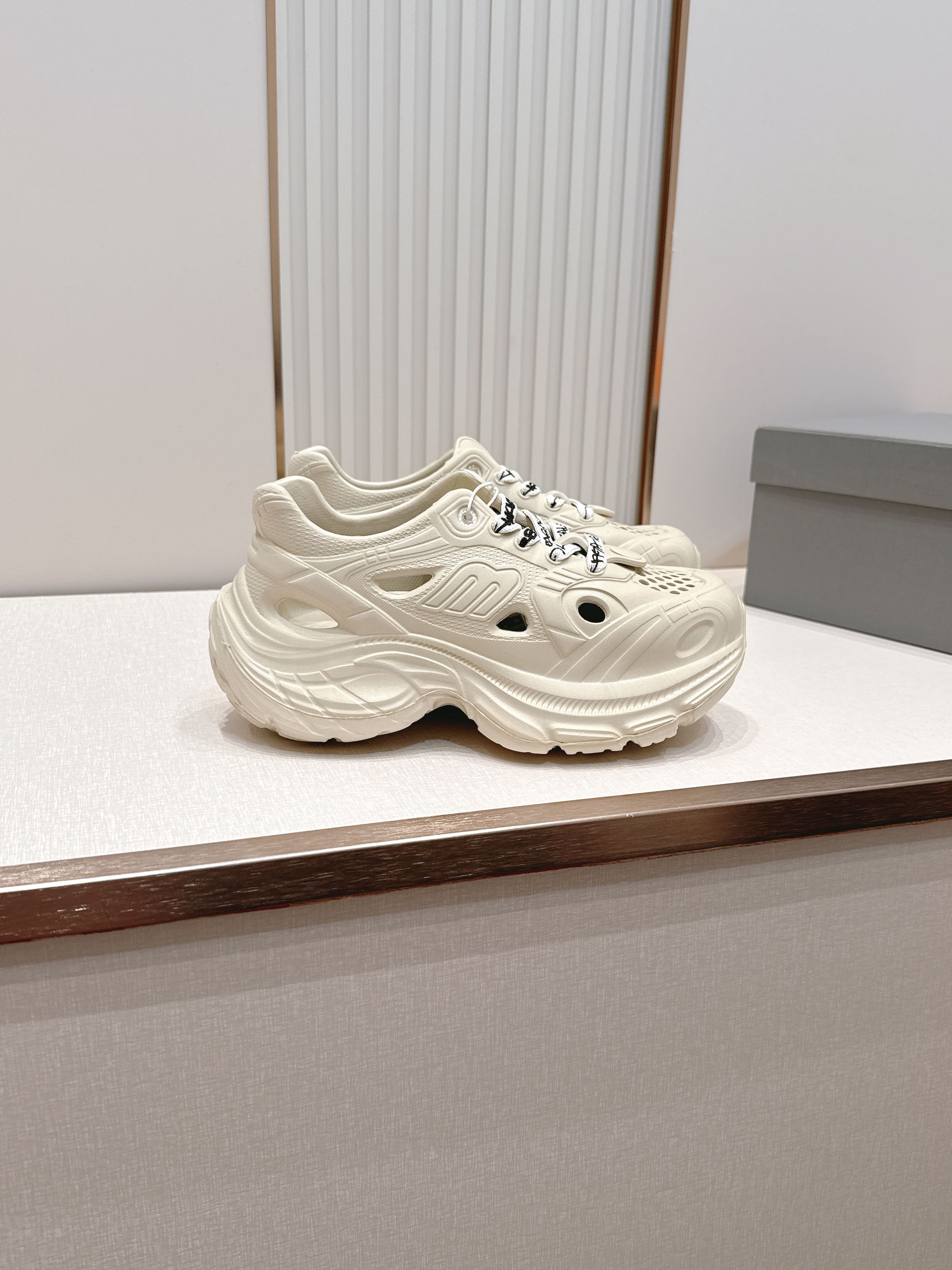 Balenciaga x Crocs巴黎世家联名洞洞鞋 最新春夏爆款松糕凉拖系列▪️原版开模EVA橡塑一