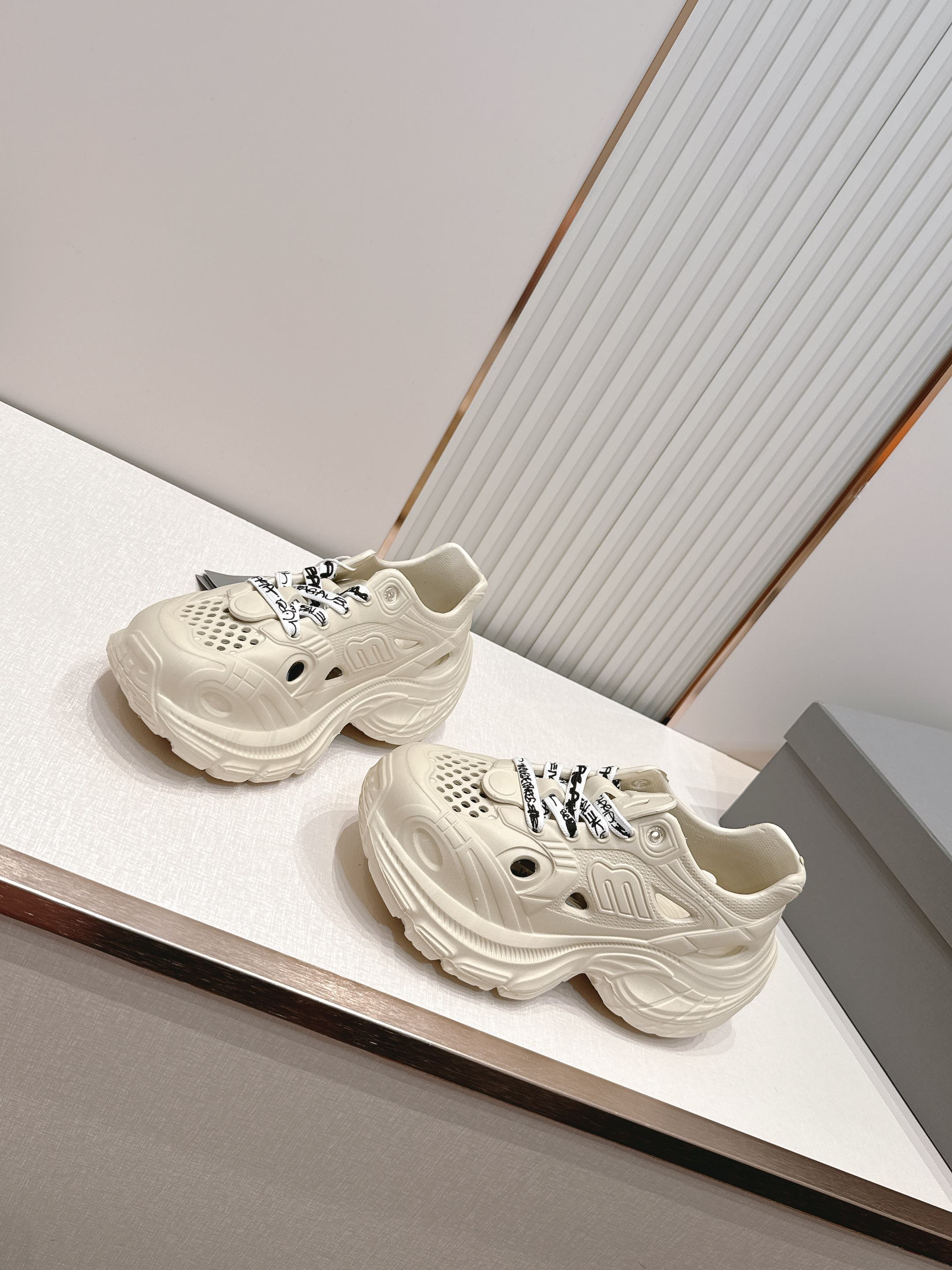 Balenciaga x Crocs巴黎世家联名洞洞鞋 最新春夏爆款松糕凉拖系列▪️原版开模EVA橡塑一