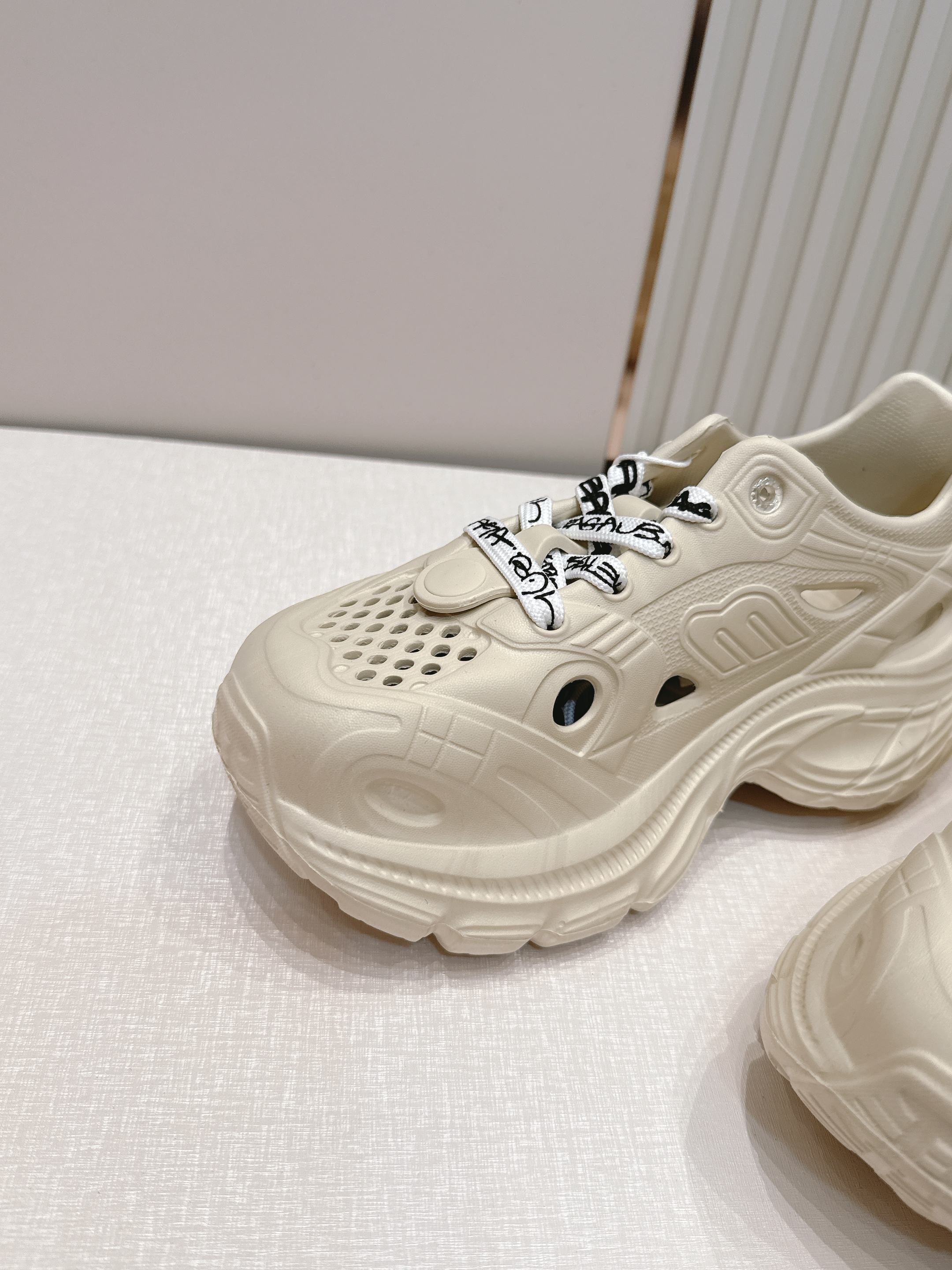 Balenciaga x Crocs巴黎世家联名洞洞鞋 最新春夏爆款松糕凉拖系列▪️原版开模EVA橡塑一