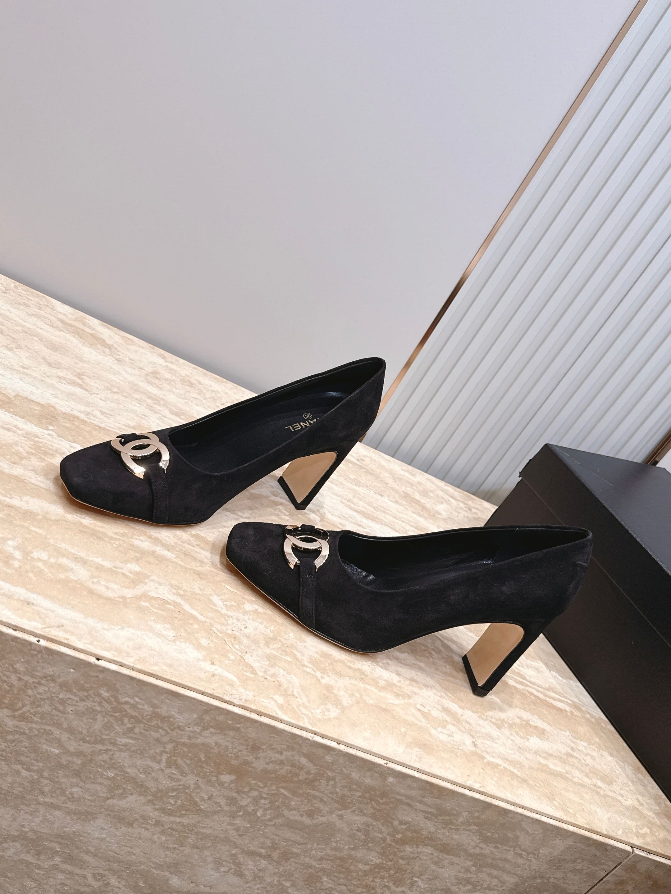 NO:885619,(Heel height 7.5cm) CHANEL Chanel 26vs spring and summer counter latest fashion square-toe shoes, simple and irresistible, match to show a unique dressing style, freely mix and match to shine in place and follow the fashionable steps of grandma!  !  !  The top-notch craftsmanship and texture are perfectly presented. No matter any details, you can compare them with the counters. You can enter and exit the counters at will with the best quality goods!  !  Fabric: Original customized sheepskin/customized label buckle Lining: Original customized sheepskin Foot pads: Original customized sheepskin Outsole: Original customized genuine leather sole Heel height: 7.5cm 9.5cm Size: 35-39 (40.41. Customized items are non-refundable), single shoes, chanel, chanel, sheepskin19860909(7.5cm跟高) CHANEL 香奈儿26vs春夏专柜最新时装方头单鞋 简约又难以抗拒系 搭配展现与众不同的穿搭风格、自由混搭闪耀到位跟紧香奶奶时尚步伐！！！ 顶级工艺质感完美呈现,无论任何细节均可对比专柜,最好级别的顶级货,随意进出专柜！！ 面料: 原版定制羊皮/定制标扣 内里: 原版定制羊皮 垫脚: 原版定制羊皮 大底: 原版定制真皮底 跟高: 7.5cm 9.5cm 码数: 35-39（40.41.定制不退换）,单鞋,chanel,chanel,sheepskin,Women's Shoes