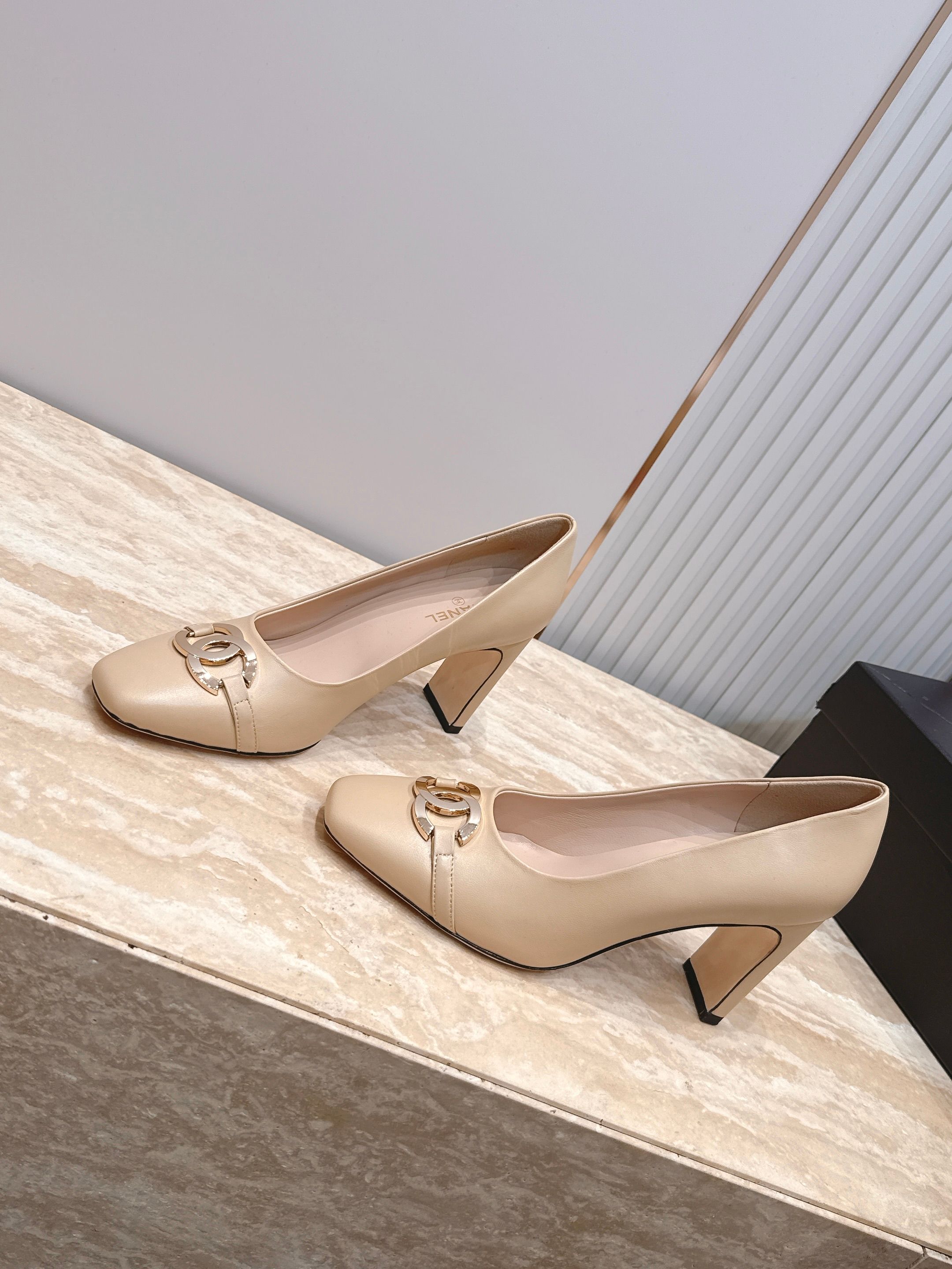 NO:885629,(Heel height 9.5cm) CHANEL Chanel 26vs spring and summer counter latest fashion square toe shoes, simple and irresistible, match to show a unique dressing style, freely mix and match to shine in place and follow the fashionable steps of grandma!  !  !  The top-notch craftsmanship and texture are perfectly presented. No matter any details, you can compare them with the counters. You can enter and exit the counters at will with the best quality goods!  !  Fabric: Original customized sheepskin/customized label buckle Lining: Original customized sheepskin Foot pads: Original customized sheepskin Outsole: Original customized genuine leather sole Heel height: 7.5cm 9.5cm Size: 35-39 (40.41. Customized items are non-refundable), single shoes, chanel, chanel, sheepskin19860909(9.5cm跟高) CHANEL 香奈儿26vs春夏专柜最新时装方头单鞋 简约又难以抗拒系 搭配展现与众不同的穿搭风格、自由混搭闪耀到位跟紧香奶奶时尚步伐！！！ 顶级工艺质感完美呈现,无论任何细节均可对比专柜,最好级别的顶级货,随意进出专柜！！ 面料: 原版定制羊皮/定制标扣 内里: 原版定制羊皮 垫脚: 原版定制羊皮 大底: 原版定制真皮底 跟高: 7.5cm 9.5cm 码数: 35-39（40.41.定制不退换）,单鞋,chanel,chanel,sheepskin,Women's Shoes