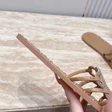LOEWE罗意威26vs 春夏最新爆款系列…异形头铆钉平底凉 26年意大利顶级设计师,最新元素鞋跟设计 LOEWE罗意威26vs 春夏最新爆款系列…异形头铆钉平底凉 26年意大利顶级设计师,最新元素鞋跟设计