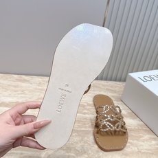 LOEWE罗意威26vs 春夏最新爆款系列…异形头铆钉平底凉 26年意大利顶级设计师,最新元素鞋跟设计 LOEWE罗意威26vs 春夏最新爆款系列…异形头铆钉平底凉 26年意大利顶级设计师,最新元素鞋跟设计