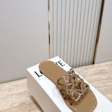 LOEWE罗意威26vs 春夏最新爆款系列…异形头铆钉平底凉 26年意大利顶级设计师,最新元素鞋跟设计 LOEWE罗意威26vs 春夏最新爆款系列…异形头铆钉平底凉 26年意大利顶级设计师,最新元素鞋跟设计