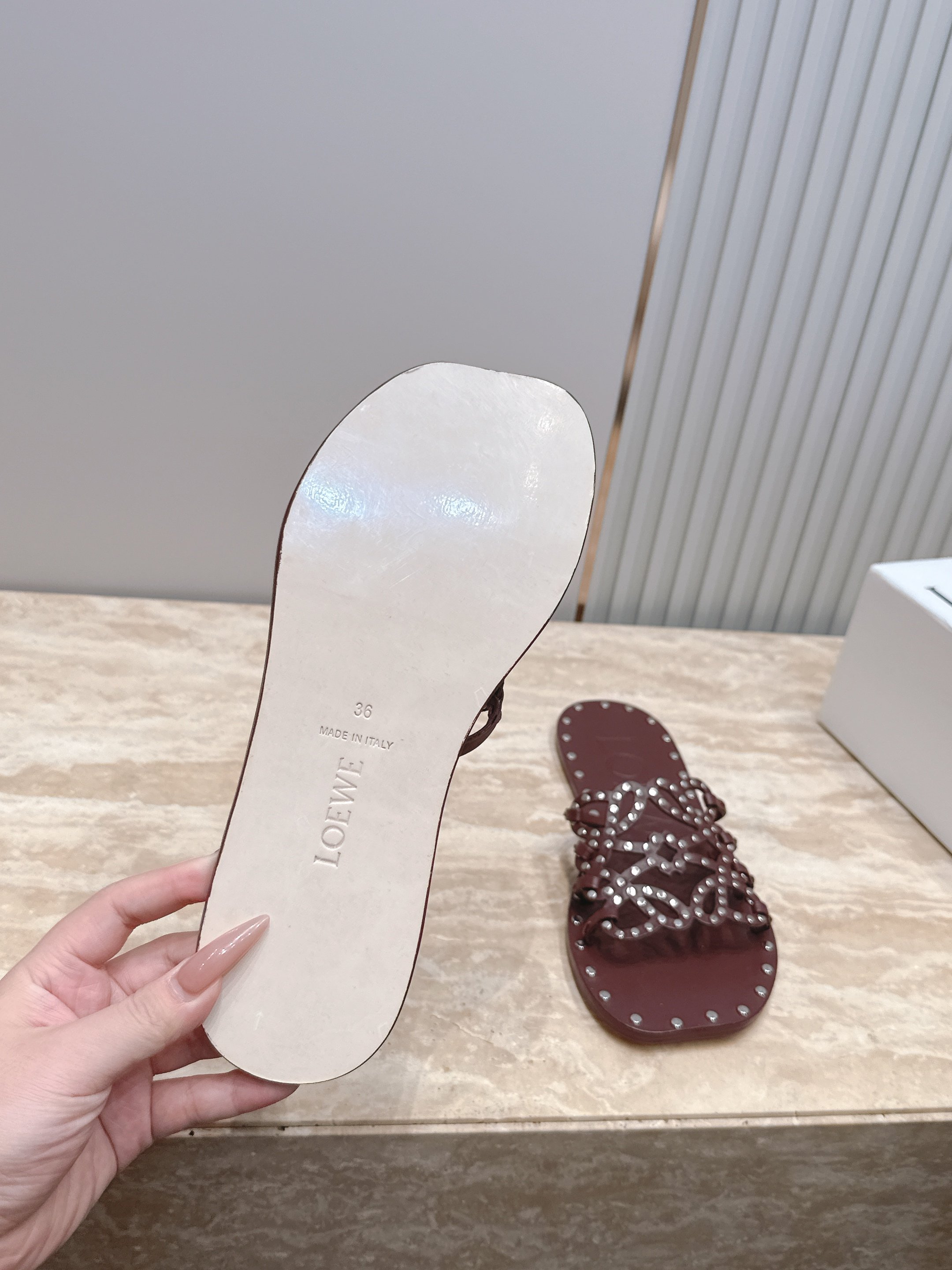 LOEWE罗意威26vs 春夏最新爆款系列…异形头铆钉平底凉  26年意大利顶级设计师，最新元素鞋跟设计