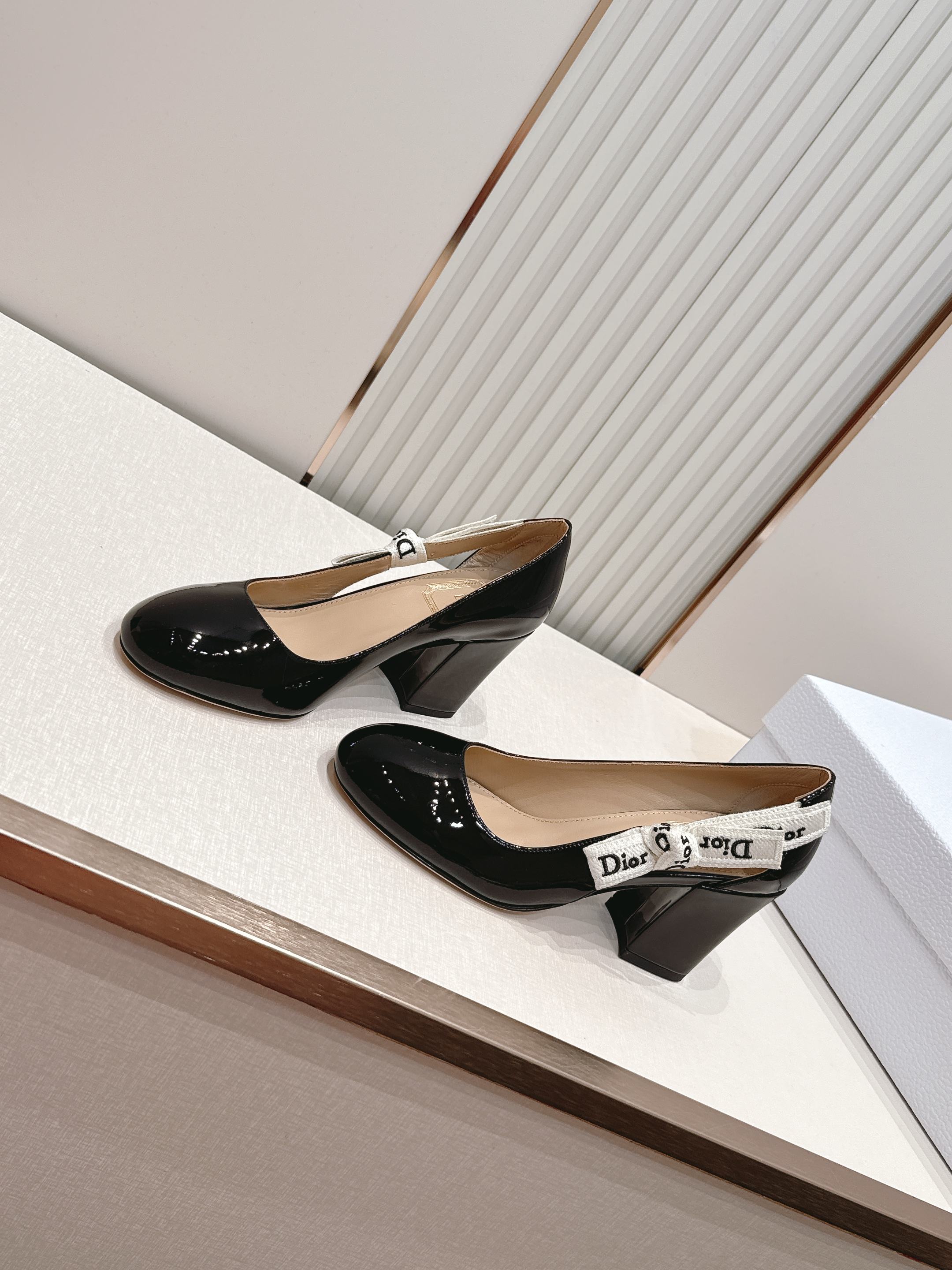 NO:885568,Purchasing-grade Dior 26ss spring and summer series new webbed mid-heel shoes are decorated with the brand's classic and iconic letter webbing and matched with leather footbeds of the same color. They are simple yet full of high-end. The Dior logo on the embroidery is clear and neat, making it a big-brand style that can be recognized at a glance.  The matching is very adaptable. Pair it with drapey suit pants to create a lazy and casual French atmosphere. Pair it with denim shorts or a floral dress to unlock a fresh and sweet summer look. It can be easily held for daily outings and beach vacations, and you can wear it effortlessly to look fashionable. The upper is made of original custom cowhide, the lining is sheepskin, and the outsole is Italian genuine leather.  size 35-41 (customized sizes 40 and 41 are non-returnable), half-slip shoes, dior, dior, skirts, shorts, business suit, cowhide, sheepskin, Leather soles19860909代购级 Dior 迪奥 26ss春夏季系列 新款织带中高跟单鞋 以品牌经典标志性的字母织带装饰打造,搭配同色系的皮质鞋床,简约中带着满满的高级感,刺绣上的Dior标识清晰利落,是一眼就能认出的大牌格调. 搭配上适配度超高,搭垂感西装裤是慵懒随性的法式氛围,配牛仔短裤或碎花连衣裙又能解锁清新甜美的夏日造型,日常出街、海边度假都能轻hold住,不费力就能穿出时髦感. 鞋面原版定制牛皮 内里羊皮 大底意大利真皮大底 size35-41码（40、41码定制不退换）,半拖单鞋,dior,dior,skirts,shorts,business suit,cowhide,sheepskin,Leather soles,Women's Shoes