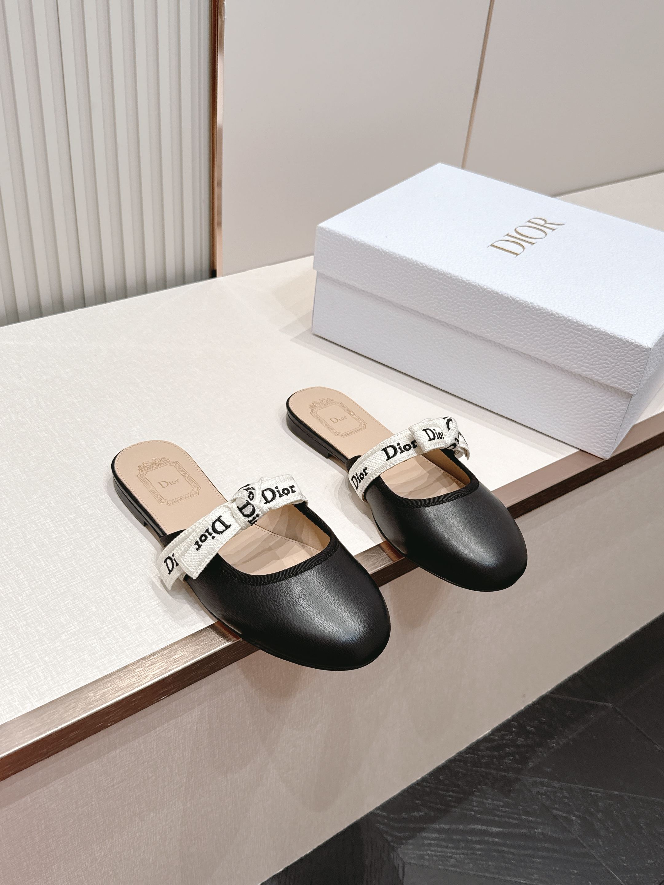 NO:885574,Purchasing agent Dior 26ss spring and summer series new webbed single shoes and half slippers are decorated with the brand's classic and iconic letter webbing and matched with leather footbeds of the same color. They are simple yet full of high-end. The Dior logo on the embroidery is clear and neat, making it a big-brand style that can be recognized at a glance.  The matching is very adaptable. Pair it with drapey suit pants to create a lazy and casual French atmosphere. Pair it with denim shorts or a floral dress to unlock a fresh and sweet summer look. It can be easily held for daily outings and beach vacations, and you can wear it effortlessly to look fashionable. The upper is made of original custom cowhide, the lining is sheepskin, and the outsole is Italian genuine leather.  size 35-41 (customized sizes 40 and 41 are not returnable), half slippers, dior, dior, slippers, skirts, shorts, business suit, cowhide, sheepskin, Leather soles19860909代购级 Dior 迪奥 26ss春夏季系列 新款织带单鞋半拖鞋 以品牌经典标志性的字母织带装饰打造,搭配同色系的皮质鞋床,简约中带着满满的高级感,刺绣上的Dior标识清晰利落,是一眼就能认出的大牌格调. 搭配上适配度超高,搭垂感西装裤是慵懒随性的法式氛围,配牛仔短裤或碎花连衣裙又能解锁清新甜美的夏日造型,日常出街、海边度假都能轻hold住,不费力就能穿出时髦感. 鞋面原版定制牛皮 内里羊皮 大底意大利真皮大底 size35-41码（40、41码定制不退换）,半拖单鞋,dior,dior,slippers,skirts,shorts,business suit,cowhide,sheepskin,Leather soles,Women's Shoes