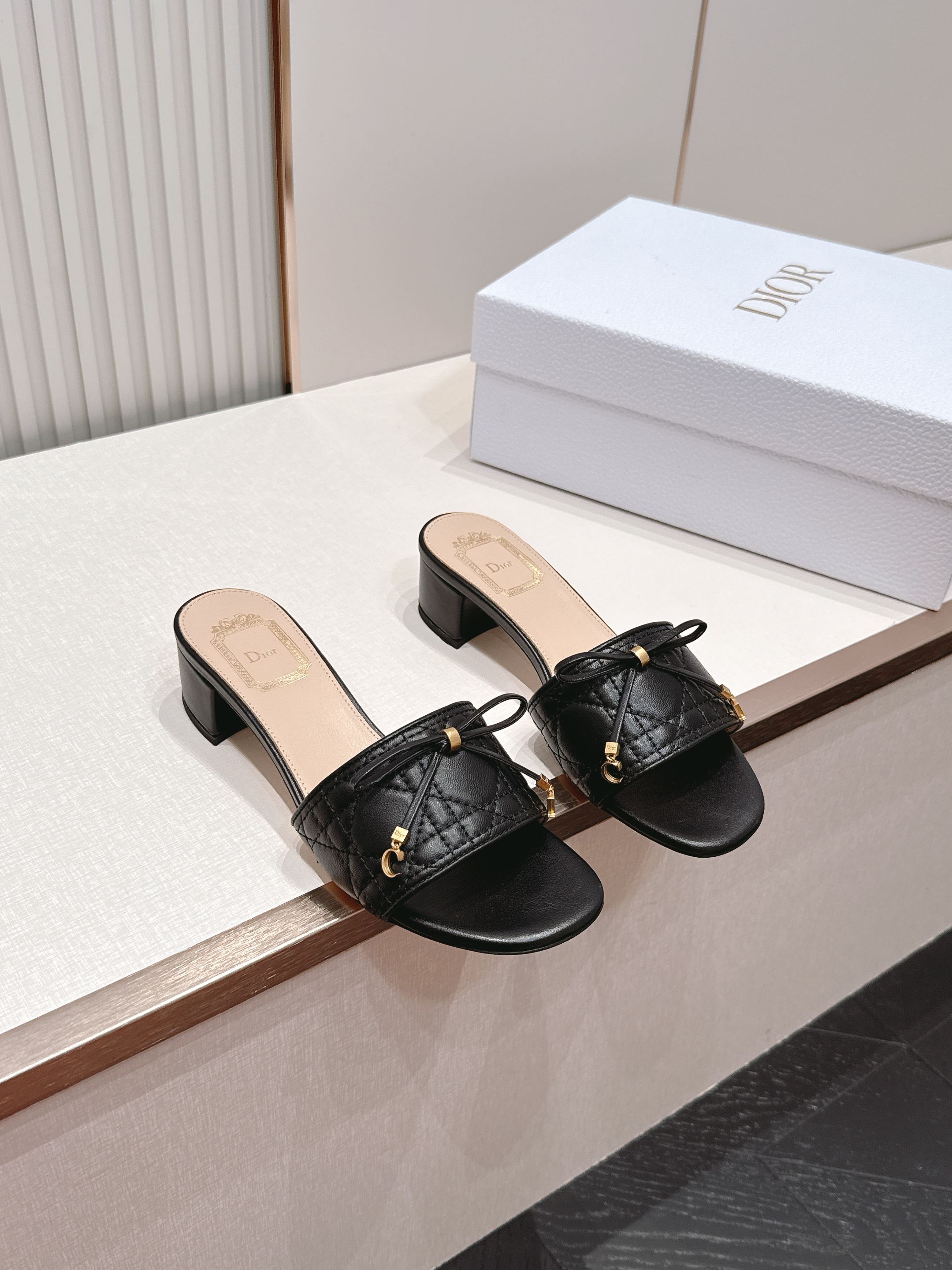 NO:885557,Purchasing agent Dior 26ss spring and summer series new classic diamond sandals are made with the brand's iconic diamond thorns and matched with leather footbeds of the same color. They are simple yet full of high-end. The design of the leather buckle and hardware bow adds a gentle and sweet atmosphere. It is a big-name style that can be recognized at a glance.  The matching is very adaptable. Pair it with drapey suit pants to create a lazy and casual French atmosphere. Pair it with denim shorts or a floral dress to unlock a fresh and sweet summer look. It can be easily held for daily outings and beach vacations, and you can wear it effortlessly to look fashionable. The upper is made of original custom cowhide, the lining is sheepskin, and the outsole is Italian genuine leather.  size 35-41 (customized sizes 40 and 41 are not returnable), slippers, dior, dior, slippers, skirts, shorts, business suit, cowhide, sheepskin, Leather soles19860909代购级  Dior 迪奥 26ss春夏季系列 新款经典菱格凉拖鞋 以品牌标志性的菱格刺打造,搭配同色系的皮质鞋床,简约中带着满满的高级感,皮扣五金蝴蝶结的设计又添了几分温柔甜美的气息,是一眼就能认出的大牌格调. 搭配上适配度超高,搭垂感西装裤是慵懒随性的法式氛围,配牛仔短裤或碎花连衣裙又能解锁清新甜美的夏日造型,日常出街、海边度假都能轻hold住,不费力就能穿出时髦感. 鞋面原版定制牛皮 内里羊皮 大底意大利真皮大底 size35-41码（40、41码定制不退换）,拖鞋,dior,dior,slippers,skirts,shorts,business suit,cowhide,sheepskin,Leather soles,Women's Shoes
