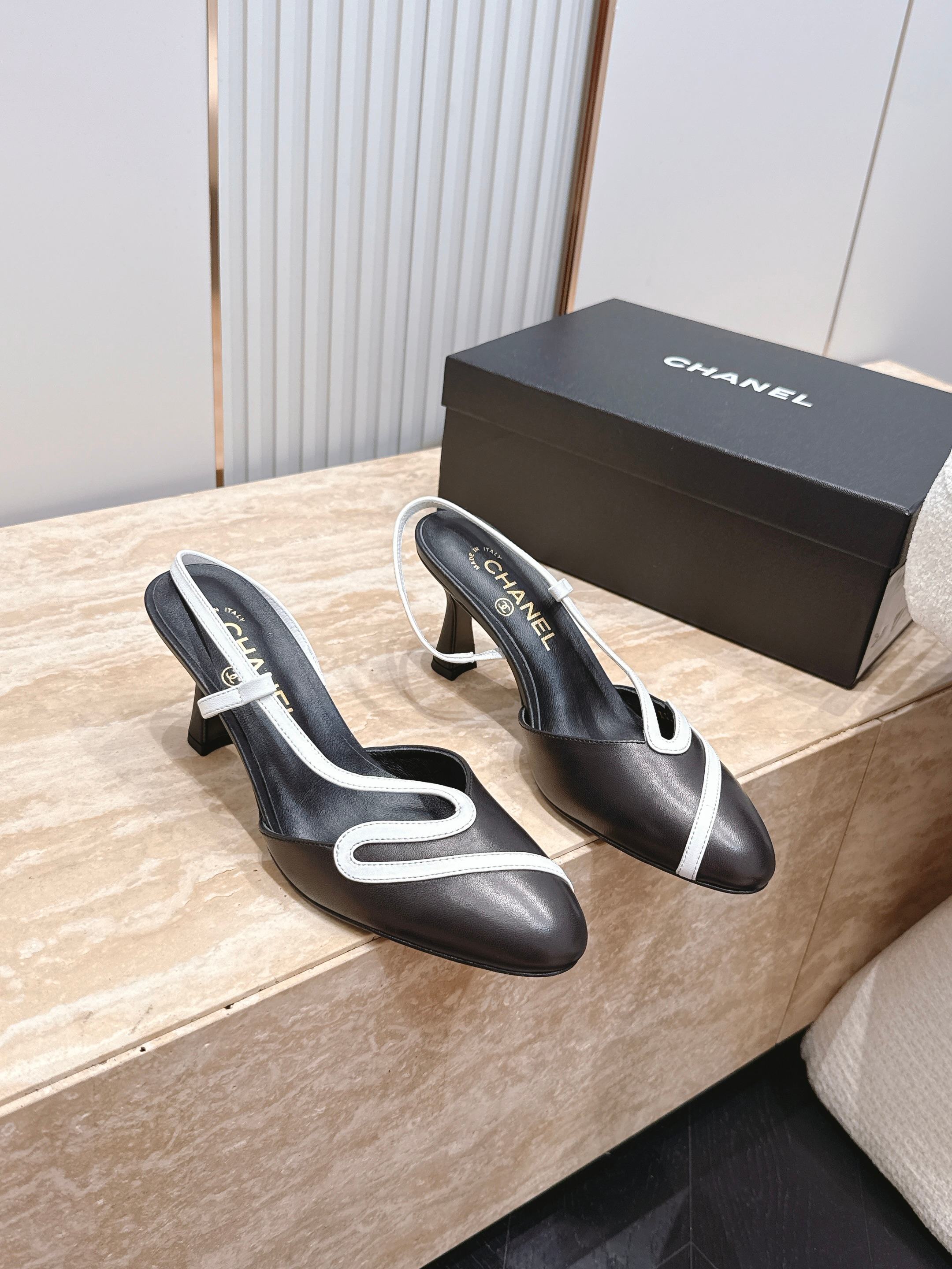 NO:885509,CHANEL Chanel 26vs early autumn counter's latest fashion shoe series... round-toe color-blocked toe sandals. Ms. Chanel loves simple and irresistible styles. The combination shows a unique dressing style, free mix and match to shine in place and follow the fashionable steps of grandma!  !  !  The top-notch craftsmanship and texture are perfectly presented. No matter any details, you can compare them with the counters. You can enter and exit the counters at will with the best quality goods!  !  Fabric: Original customized sheepskin/color matching process Lining: Original customized sheepskin Foot pads: Original customized sheepskin Outsole: Original customized leather combination sole Heel height: 7.5cm Size: 35-39 (40.41.42. Customized items are non-refundable), single-shoe sandals, chanel, chanel, sandals, sheepskin19860909CHANEL 香奈儿26vs早秋专柜最新时装鞋系列……圆头拼色包头凉鞋 香奈儿女士钟爱简约又难以抗拒系 搭配展现与众不同的穿搭风格、自由混搭闪耀到位跟紧香奶奶时尚步伐！！！ 顶级工艺质感完美呈现,无论任何细节均可对比专柜,最好级别的顶级货,随意进出专柜！！ 面料: 原版定制羊皮/拼色工艺 内里: 原版定制羊皮 垫脚: 原版定制羊皮 大底: 原版定制真皮组合底 跟高: 7.5cm 码数: 35-39（40.41.42.定制不退换）,单鞋凉鞋,chanel,chanel,sandals,sheepskin,Women's Shoes