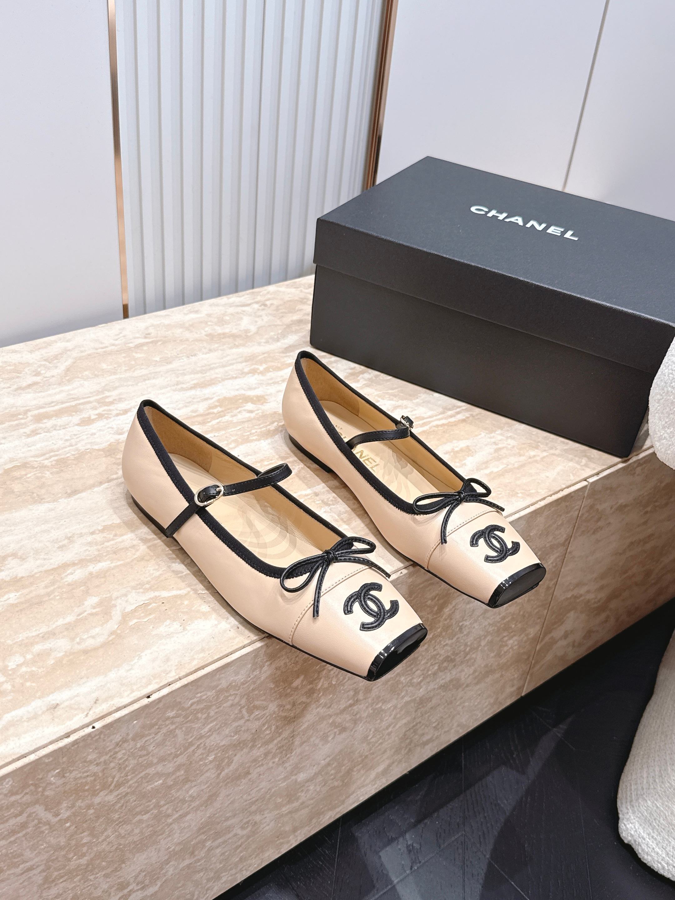 NO:885425,CHANEL Chanel 26vs early autumn counter's latest fashion shoe series... square toe color-blocked flat singles. Ms. Chanel loves simple and irresistible styles. The combination shows a unique dressing style, free mix and match to shine in place and follow the fashionable steps of the tight-fingered grandma!  !  !  The top-notch craftsmanship and texture are perfectly presented. No matter any details, you can compare them with the counters. You can enter and exit the counters at will with the best quality goods!  !  Fabric: Original customized sheepskin/color matching process Lining: Original customized sheepskin Foot pads: Original customized sheepskin Outsole: Original customized leather combination sole Heel height: 1.0cm Size: 35-39 (40.41.42. Customized items are non-refundable), half slippers, chanel, chanel, sheepskin19860909CHANEL 香奈儿26vs早秋专柜最新时装单鞋系列……方头拼色平底单 香奈儿女士钟爱简约又难以抗拒系 搭配展现与众不同的穿搭风格、自由混搭闪耀到位跟紧香奶奶时尚步伐！！！ 顶级工艺质感完美呈现,无论任何细节均可对比专柜,最好级别的顶级货,随意进出专柜！！ 面料: 原版定制羊皮/拼色工艺 内里: 原版定制羊皮 垫脚: 原版定制羊皮 大底: 原版定制真皮组合底 跟高: 1.0cm 码数: 35-39（40.41.42.定制不退换）,半拖单鞋,chanel,chanel,sheepskin,Women's Shoes