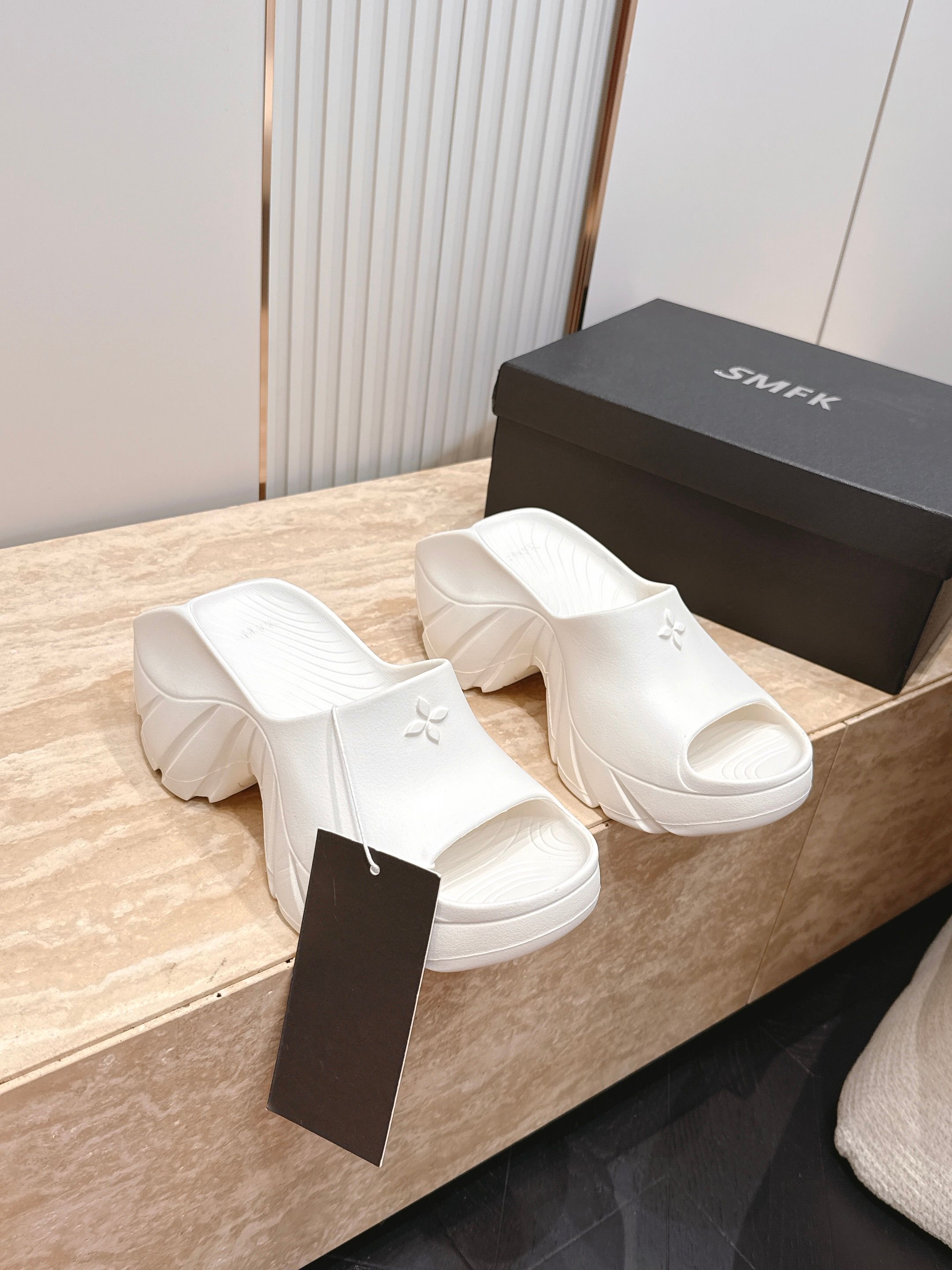 NO:885433,The popular summer SMFK cross-flower thick-soled sandals and slippers [Cross-flower thick-soled slippers] are the first to be released. They are so cute on my feet. They are a must-have fashion item. They are versatile and minimalist. The new model inherits the popular elements of many brands and is bound to be a big hit - these slippers are very light and have good resilience!  Increase height and slim down!  Very comfortable on the feet!  The matching possibilities are endless, it can be worn with slim jeans or mini skirts, or with printed dresses... Made of original rubber foam!  Integrated outsole TPU outsole, 7.5cm size35-40, slippers, sandals, slippers, skirts, jeans19860909夏季爆款SMFK十字花厚底凉鞋拖鞋【十字花厚底拖鞋】 抢先首发,上脚萌到我了,时尚必收款,百搭的极简风国潮,新作继承了诸多品牌制胜的流行元素,势必大热 ——此款拖鞋非常轻便回弹性好！增高显瘦！上脚特别舒服！拥有无尽的搭配可能,它可与窄腿牛仔裤或迷你裙同穿,也能与印花连衣裙穿搭…… 原版橡胶发泡材质！一体成型 大底TPU大底、7.5cm size35-40,拖鞋,sandals,slippers,skirts,jeans,Women's Shoes