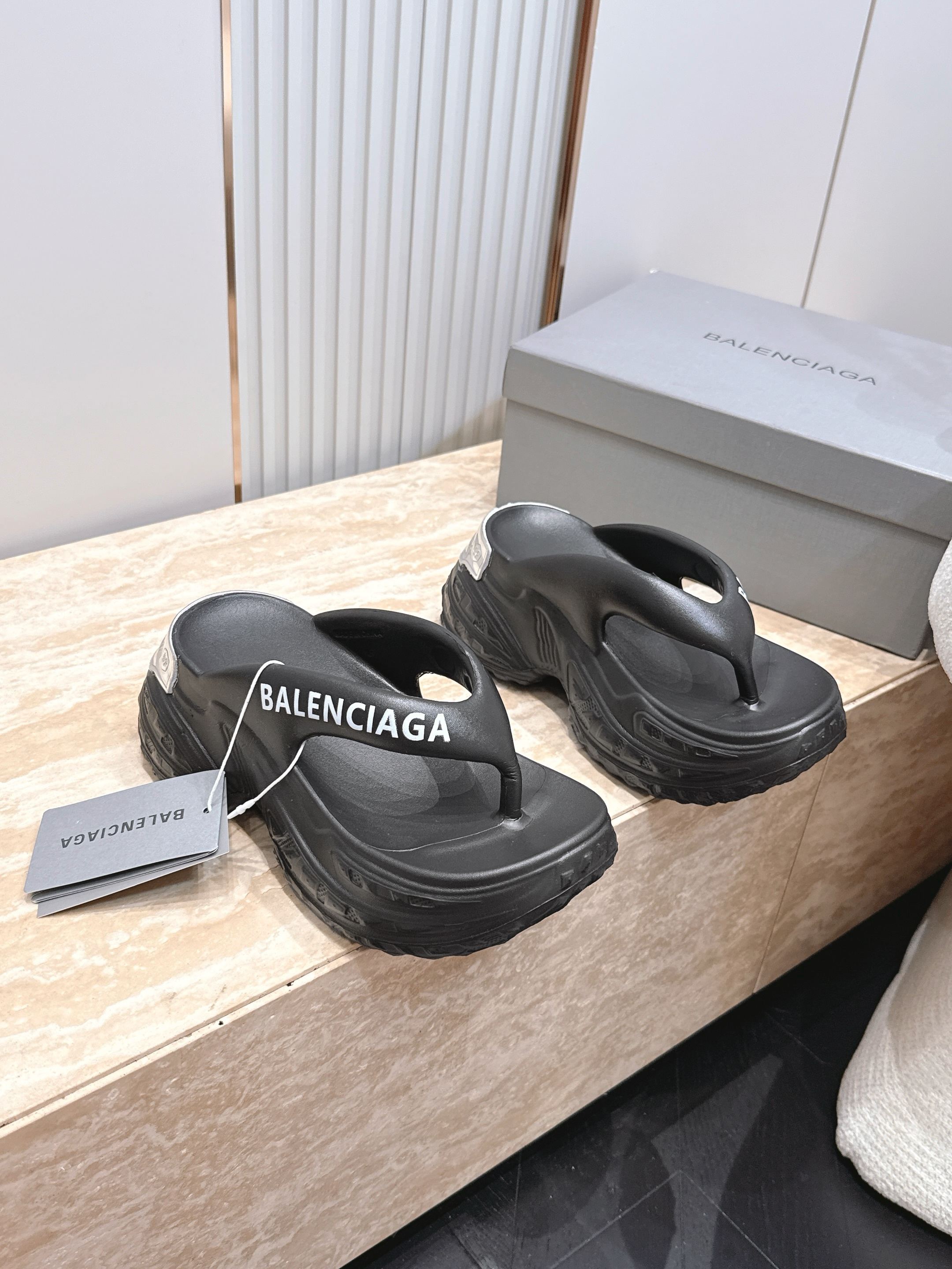 NO:885421,Balenciaga thick-soled sandals and flip-flops are a must-have item in summer fashion. They are a versatile minimalist style and a national trend. The new model inherits many popular elements of the brand and is bound to be a hit - these slippers are very light and elastic!  Increase height and slim down!  Very comfortable on the feet!  The matching possibilities are endless, it can be worn with slim jeans or mini skirts, or with printed dresses... Made of original rubber foam!  One-piece molding, 7.5cm size36-41 Note One size smaller, split-toe shoes, balenciaga, sandals, slippers, skirts, jeans19860909巴黎世家 厚底凉鞋人字拖鞋 夏季时尚必收款,百搭的极简风国潮,新作继承了诸多品牌制胜的流行元素,势必大热 ——此款拖鞋非常轻便回弹性好！增高显瘦！上脚特别舒服！拥有无尽的搭配可能,它可与窄腿牛仔裤或迷你裙同穿,也能与印花连衣裙穿搭…… 原版橡胶发泡材质！一体成型 、7.5cm size36-41 注 偏小一码,分趾鞋,balenciaga,sandals,slippers,skirts,jeans,Women's Shoes