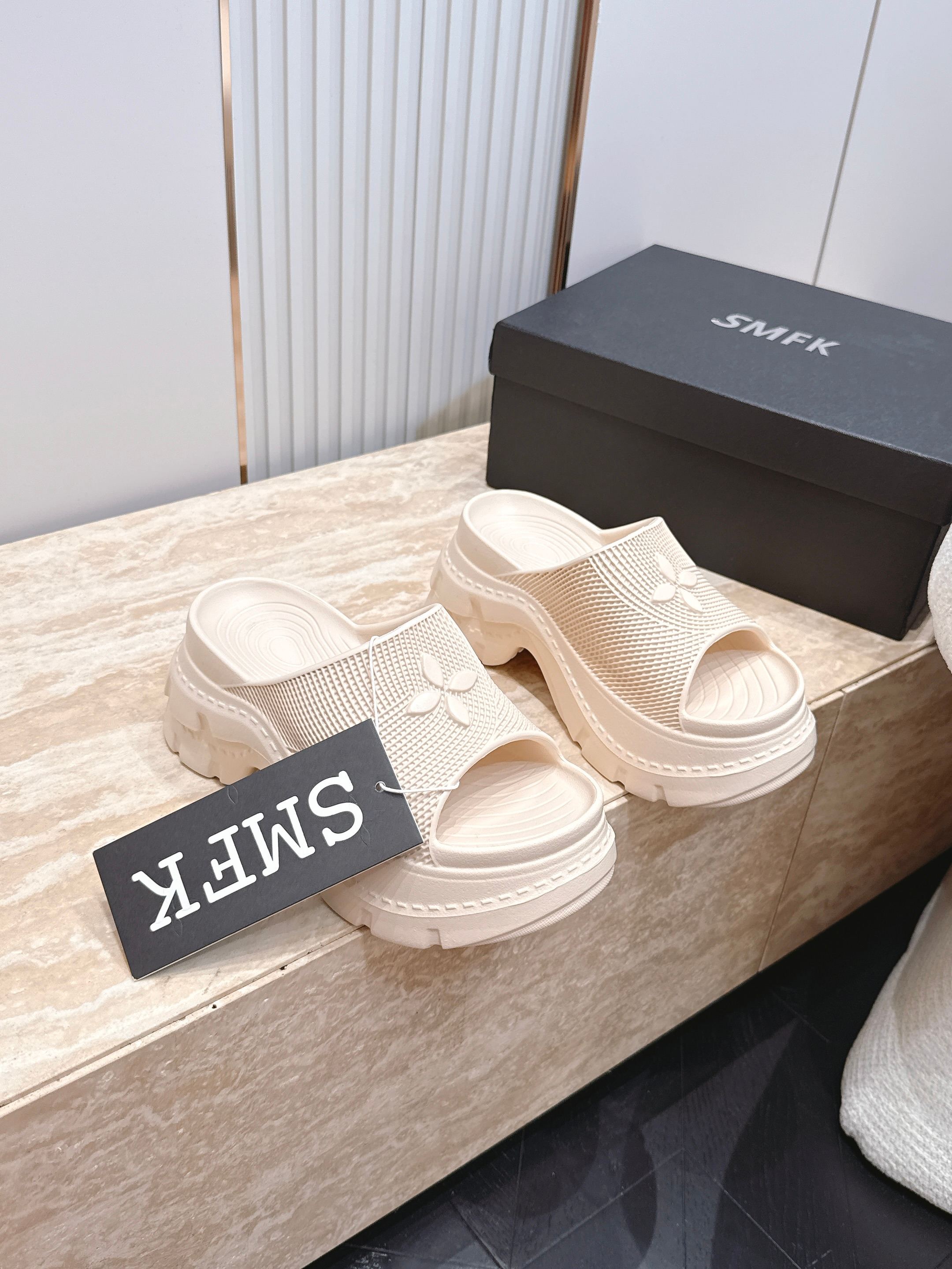 NO:885495,The popular summer SMFK cross-flower thick-soled sandals and slippers [Cross-flower thick-soled slippers] are the first to be released. They are so cute on my feet. They are a must-have fashion item. They are versatile and minimalist. The new model inherits the popular elements of many brands and is bound to be a big hit - these slippers are very light and have good resilience!  Increase height and slim down!  Very comfortable on the feet!  The matching possibilities are endless, it can be worn with slim jeans or mini skirts, or with printed dresses... Made of original rubber foam!  Integrated outsole TPU outsole, 7.5cm size35-40, slippers, sandals, slippers, skirts, jeans19860909夏季爆款SMFK十字花厚底凉鞋拖鞋【十字花厚底拖鞋】 抢先首发,上脚萌到我了,时尚必收款,百搭的极简风国潮,新作继承了诸多品牌制胜的流行元素,势必大热 ——此款拖鞋非常轻便回弹性好！增高显瘦！上脚特别舒服！拥有无尽的搭配可能,它可与窄腿牛仔裤或迷你裙同穿,也能与印花连衣裙穿搭…… 原版橡胶发泡材质！一体成型 大底TPU大底、7.5cm size35-40,拖鞋,sandals,slippers,skirts,jeans,Women's Shoes