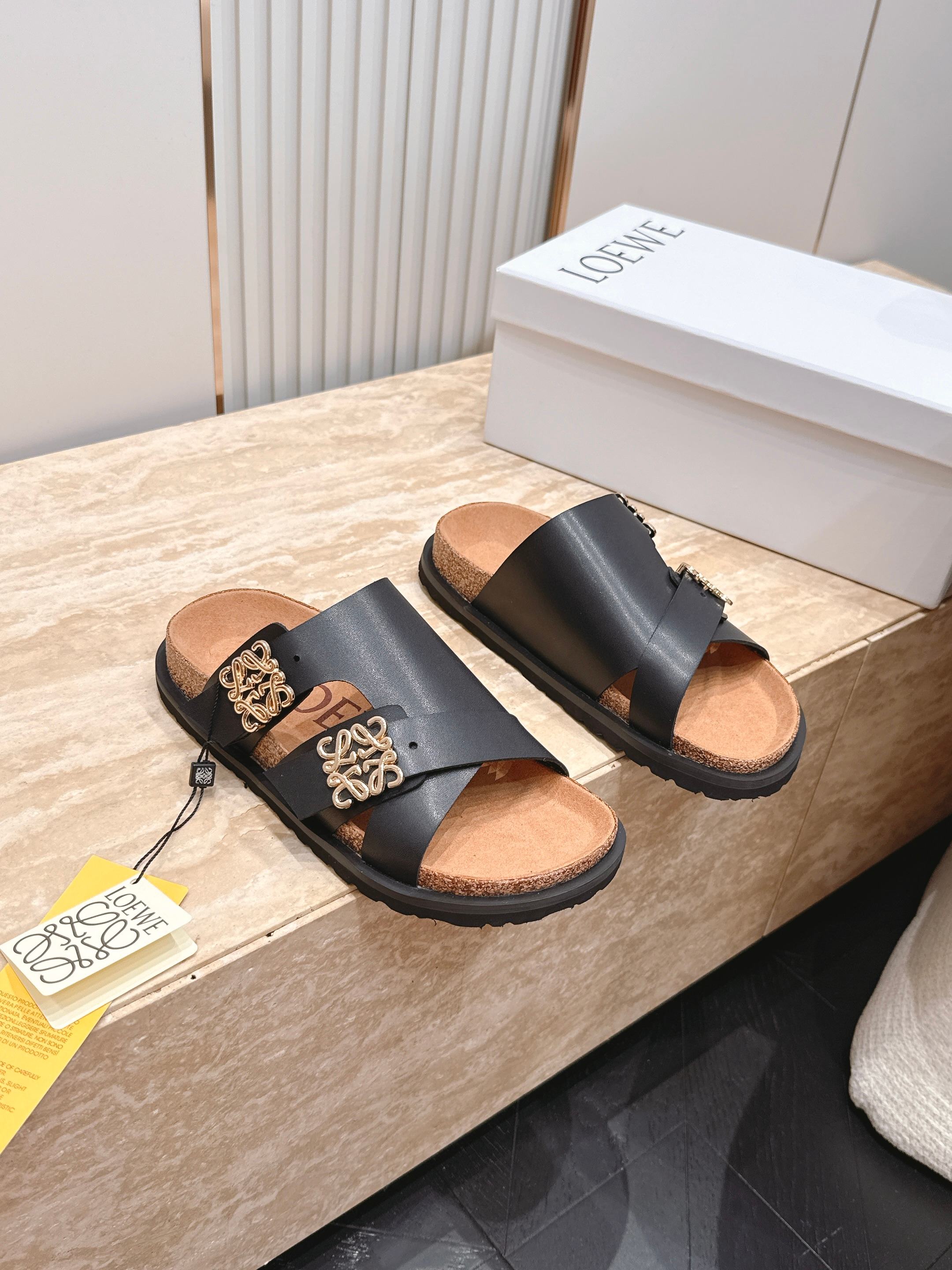 NO:885410,Couple model LOEWE Xia Yiwei summer new retro Birkenstock slippers, extremely comfortable on the feet, the color is very fashionable, the brand hardware is super eye-catching, retro and playful, easily fashionable, the arch support is super stable, you will not be tired after walking all day, the upper is cowhide, non-slip Birkenstock bottom Size #35-45 (45 is custom-made and non-returnable), slippers, loewe, slippers, cowhide19860909情侣款 LOEWE 夏意威 夏季新款复古勃肯拖鞋 脚感巨舒服配色贼洋气,品牌五金超吸睛,复古又俏皮,轻松凹出时髦感,足弓支撑超稳,暴走一天都不累,鞋面牛皮 防滑勃肯底 Size#35-45（45 订做不退换）,拖鞋,loewe,slippers,cowhide,Women's Shoes