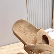 情侣款 罗意威LOEWE 2026夏季限量版的拖鞋,搭配春夏最火的色调,真正的休闲时尚拖,加若隐若现的美 情侣款 罗意威LOEWE 2026夏季限量版的拖鞋,搭配春夏最火的色调,真正的休闲时尚拖,加若隐若现的美