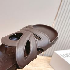情侣款 罗意威LOEWE 2026夏季限量版的拖鞋,搭配春夏最火的色调,真正的休闲时尚拖,加若隐若现的美 情侣款 罗意威LOEWE 2026夏季限量版的拖鞋,搭配春夏最火的色调,真正的休闲时尚拖,加若隐若现的美