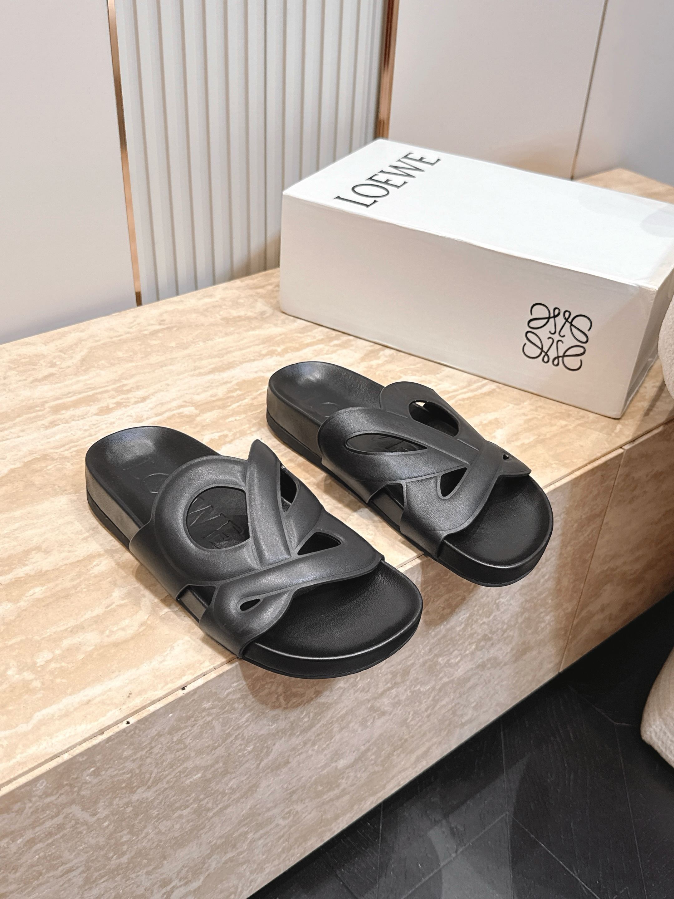 NO:889372,Couple style LOEWE 2026 summer limited edition slippers, with the hottest colors in spring and summer, real casual fashion slippers, with a looming beauty, made of imported calfskin, imported cow suede, touching the leather surface feels like a baby's skin, super soft and comfortable, and really beautiful on the feet!  !  !  Highly recommended, super lazy fashion slippers, same style as celebrity bloggers!  Fabric: imported black, brown, calf leather, imported apricot, brown, cow suede, four colors, same style for men and women. Lining: imported fetal sheepskin, imported cow suede. Foot pads: imported fetal sheepskin, imported cow suede. Heel height: 3cm. Outsole: original tendon wear-resistant sole. Digital: women's model: 35-43, men's model 39-46, slippers, loewe, loewe, slippers, cowhide, sheepskin.19860909情侣款 罗意威LOEWE 2026夏季限量版的拖鞋,搭配春夏最火的色调,真正的休闲时尚拖,加若隐若现的美感,采用进口小牛皮,进口牛反绒,触碰皮面就像婴儿的皮肤一样的感觉,超软超舒服,上脚真的美极了！！！强烈推荐,超级懒人时装拖,明星博主同款！ 面料:进口黑色,咖啡色,小牛皮,进口杏色,棕色,牛反绒,四色齐发,男女同款 里料:进口胎羊皮,进口牛反绒 垫脚:进口胎羊皮,进口牛反绒 跟高:3cm 大底:原版牛筋耐磨底 数码:女款:35-43,男款39-46,拖鞋,loewe,loewe,slippers,cowhide,sheepskin,Women's Shoes