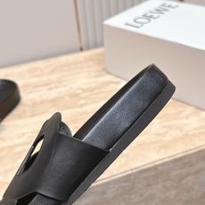 情侣款 罗意威LOEWE 2026夏季限量版的拖鞋,搭配春夏最火的色调,真正的休闲时尚拖,加若隐若现的美 情侣款 罗意威LOEWE 2026夏季限量版的拖鞋,搭配春夏最火的色调,真正的休闲时尚拖,加若隐若现的美