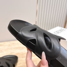 情侣款 罗意威LOEWE 2026夏季限量版的拖鞋,搭配春夏最火的色调,真正的休闲时尚拖,加若隐若现的美 情侣款 罗意威LOEWE 2026夏季限量版的拖鞋,搭配春夏最火的色调,真正的休闲时尚拖,加若隐若现的美
