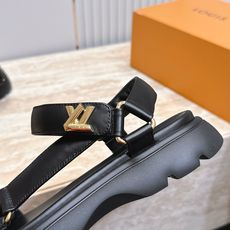 LV路易威登 L家 驴牌 魔术贴 老花 厚底 凉鞋 LV Isola凉鞋,选用优质小牛皮,搭配经典金属L LV路易威登 L家 驴牌 魔术贴 老花 厚底 凉鞋 LV Isola凉鞋,选用优质小牛皮,搭配经典金属L