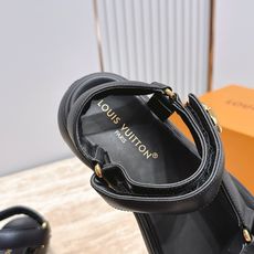 LV路易威登 L家 驴牌 魔术贴 老花 厚底 凉鞋 LV Isola凉鞋,选用优质小牛皮,搭配经典金属L LV路易威登 L家 驴牌 魔术贴 老花 厚底 凉鞋 LV Isola凉鞋,选用优质小牛皮,搭配经典金属L