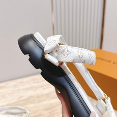 LV路易威登 L家 驴牌 魔术贴 老花 厚底 凉鞋 LV Isola凉鞋,选用优质小牛皮,搭配经典金属L LV路易威登 L家 驴牌 魔术贴 老花 厚底 凉鞋 LV Isola凉鞋,选用优质小牛皮,搭配经典金属L