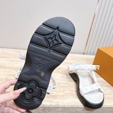 LV路易威登 L家 驴牌 魔术贴 老花 厚底 凉鞋 LV Isola凉鞋,选用优质小牛皮,搭配经典金属L LV路易威登 L家 驴牌 魔术贴 老花 厚底 凉鞋 LV Isola凉鞋,选用优质小牛皮,搭配经典金属L